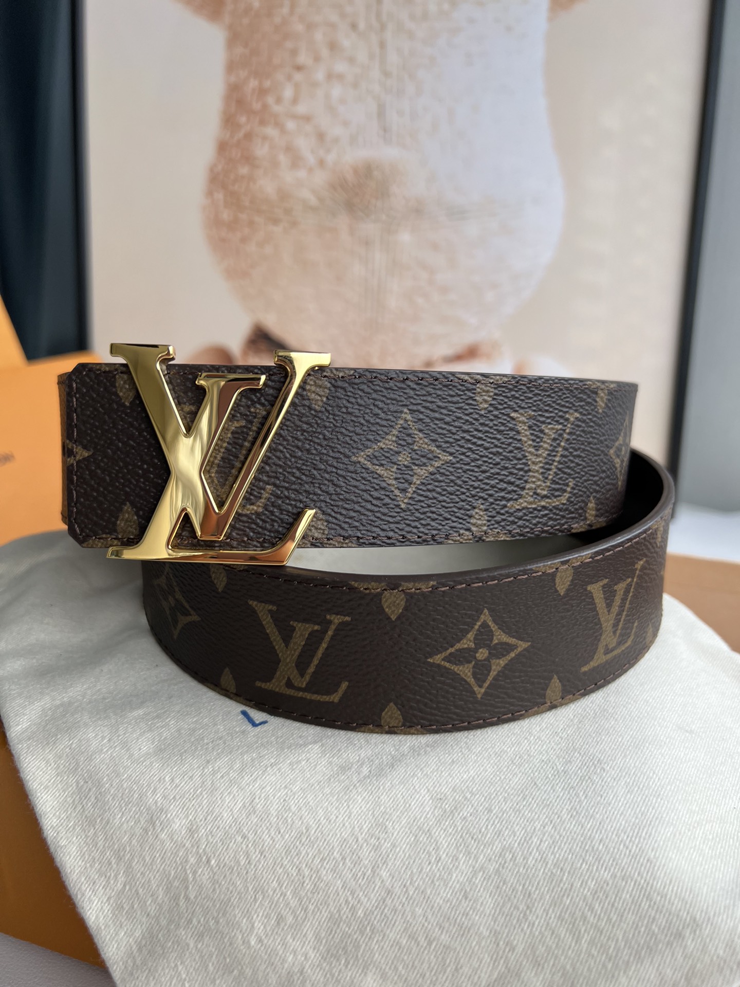 LV Initiales 双面腰带拼合经典Monogram帆布和素色皮革，搭配中央字母凹凸搭扣，提供多样