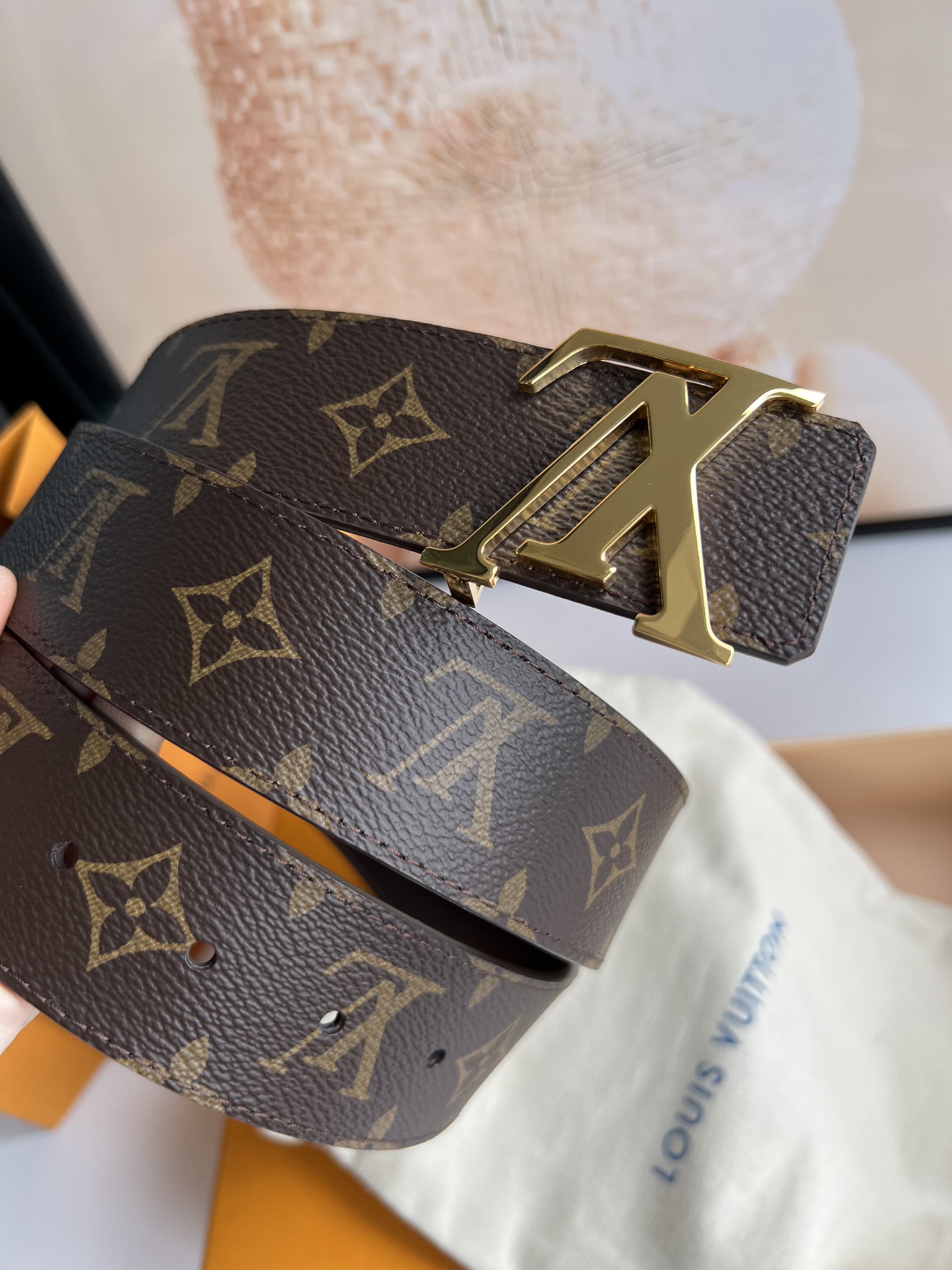 LV Initiales 双面腰带拼合经典Monogram帆布和素色皮革，搭配中央字母凹凸搭扣，提供多样