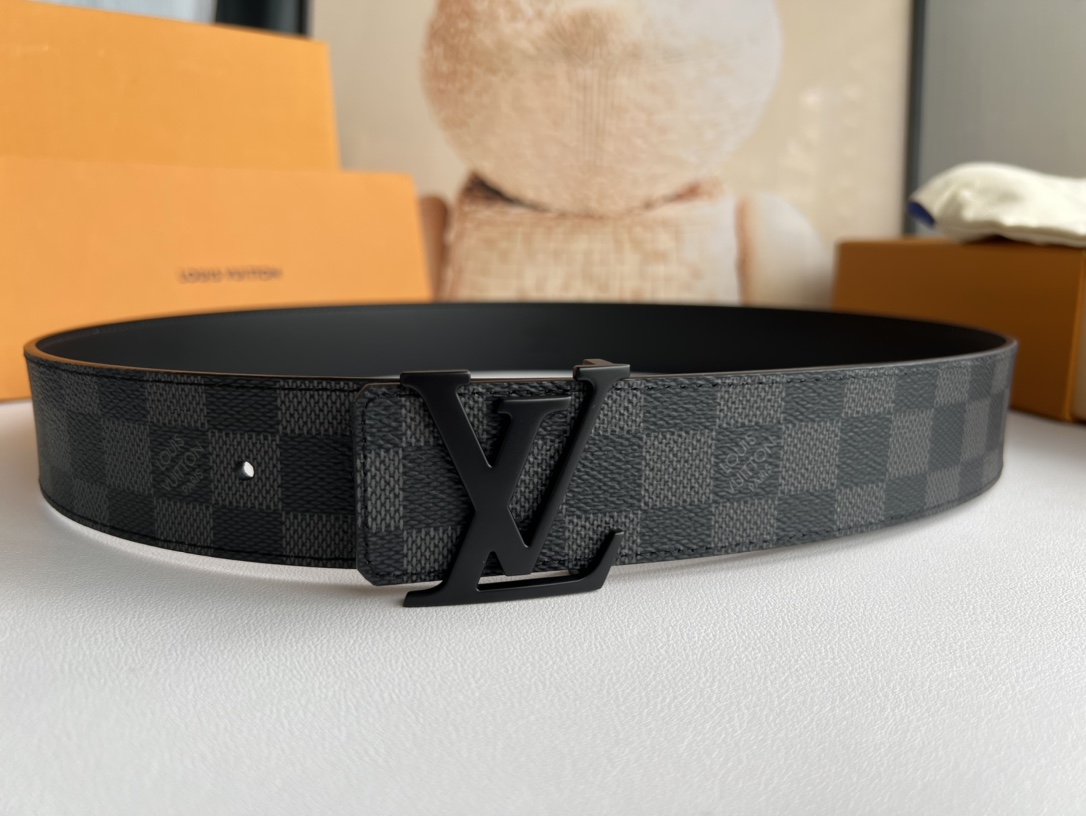 LV Initiales40毫米双面腰带焕新标志性设计，以经典Damier Graphite 帆布和柔软