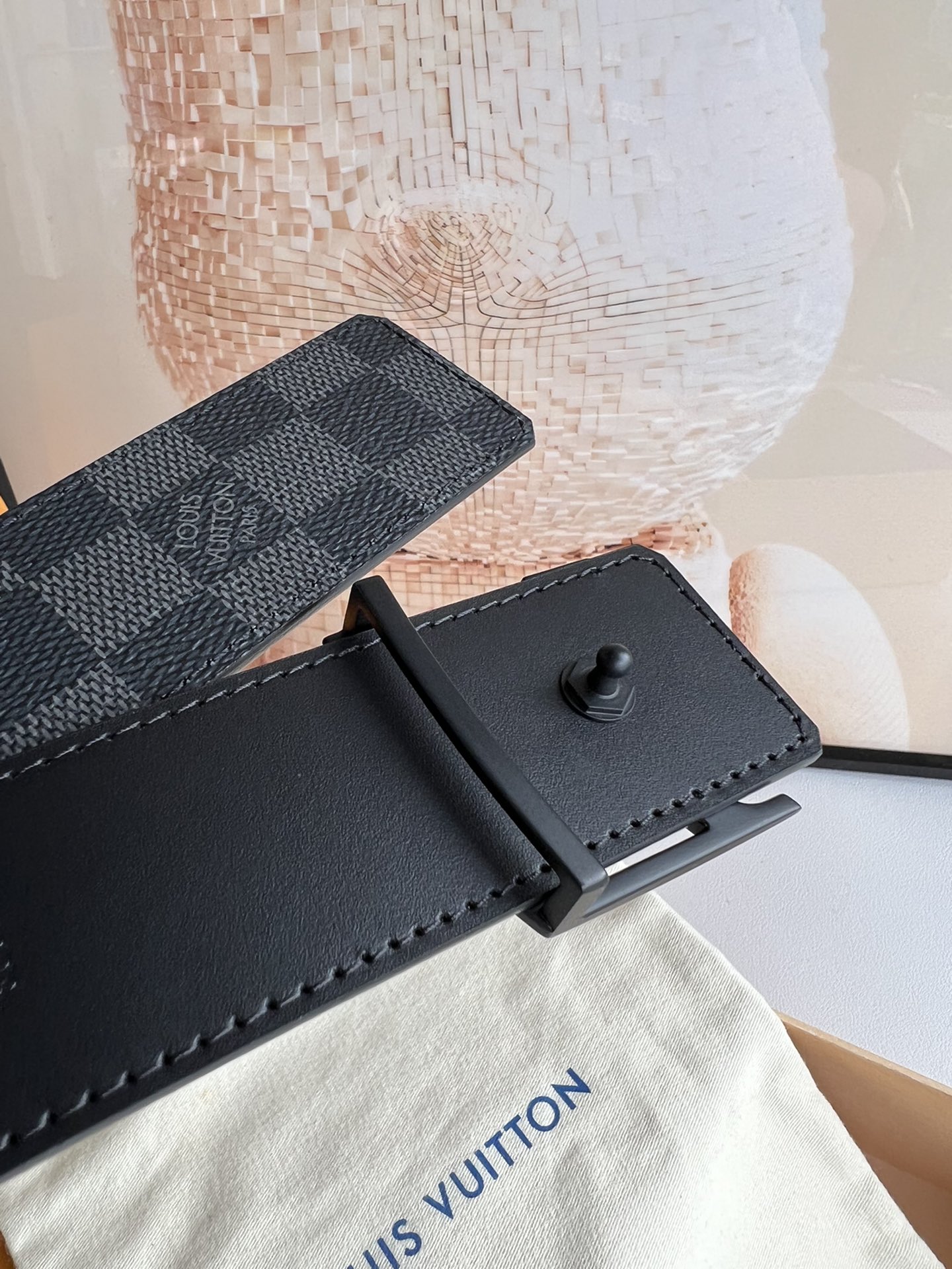 LV Initiales40毫米双面腰带焕新标志性设计，以经典Damier Graphite 帆布和柔软