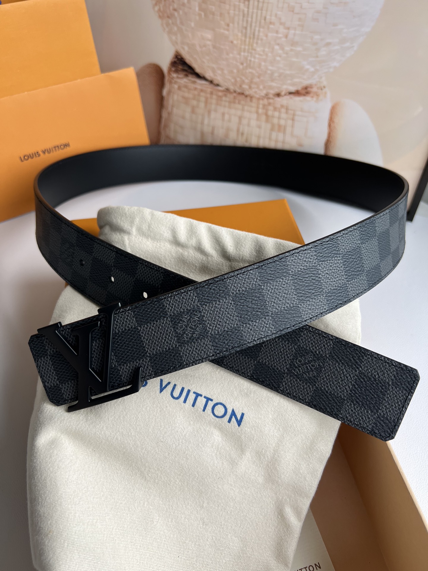 LV Initiales40毫米双面腰带焕新标志性设计，以经典Damier Graphite 帆布和柔软