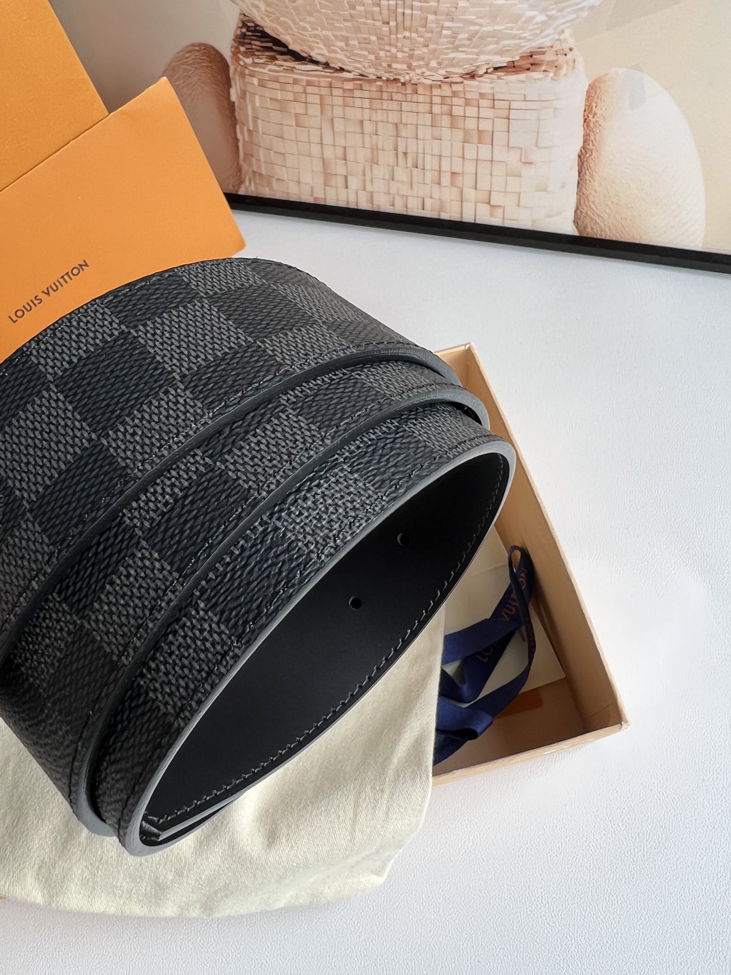 LV Initiales40毫米双面腰带焕新标志性设计，以经典Damier Graphite 帆布和柔软