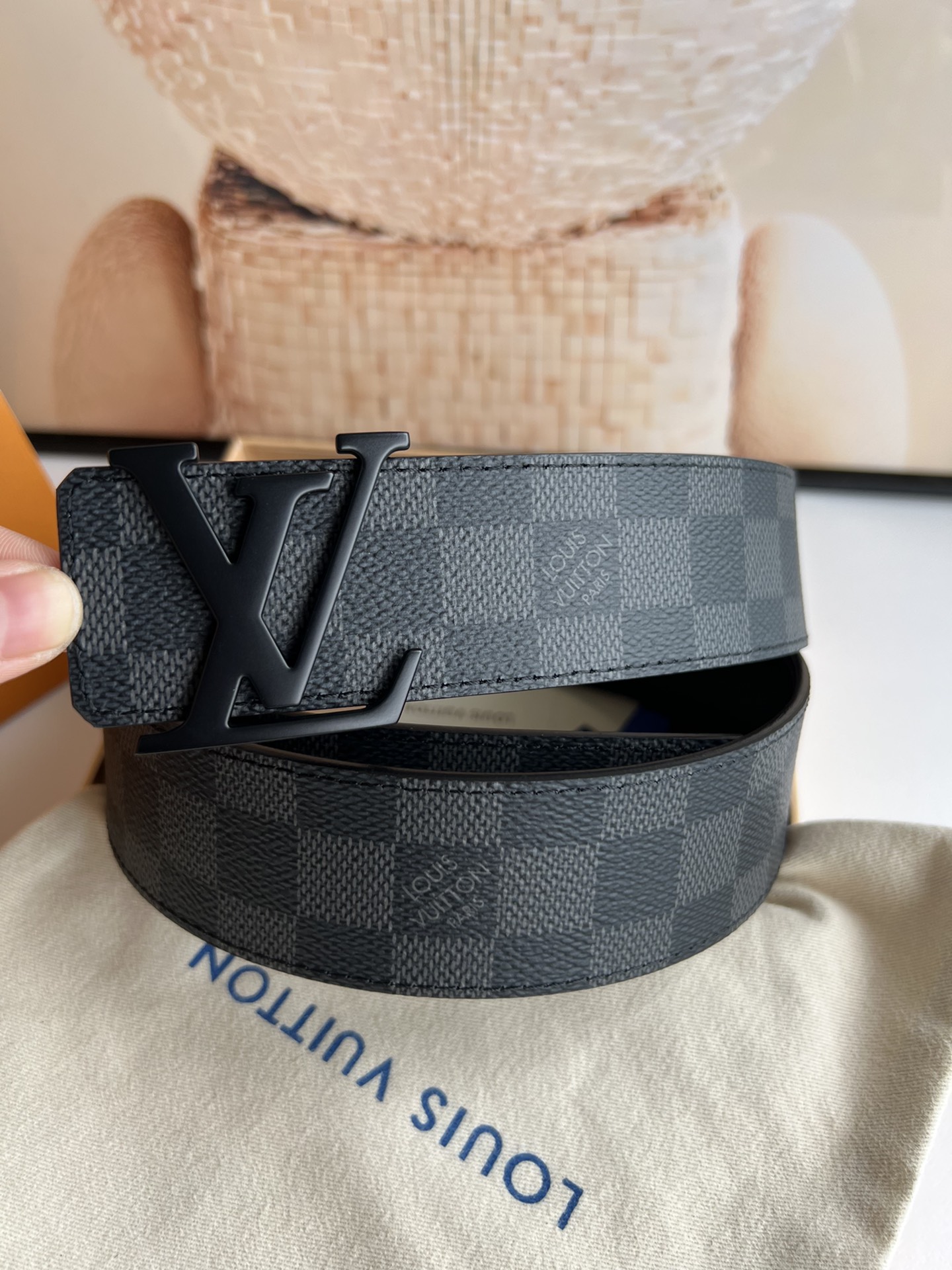 LV Initiales40毫米双面腰带焕新标志性设计，以经典Damier Graphite 帆布和柔软