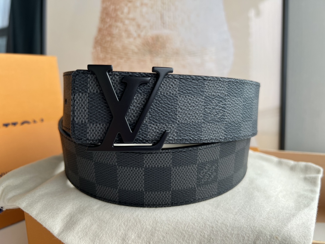 LV Initiales40毫米双面腰带焕新标志性设计，以经典Damier Graphite 帆布和柔软