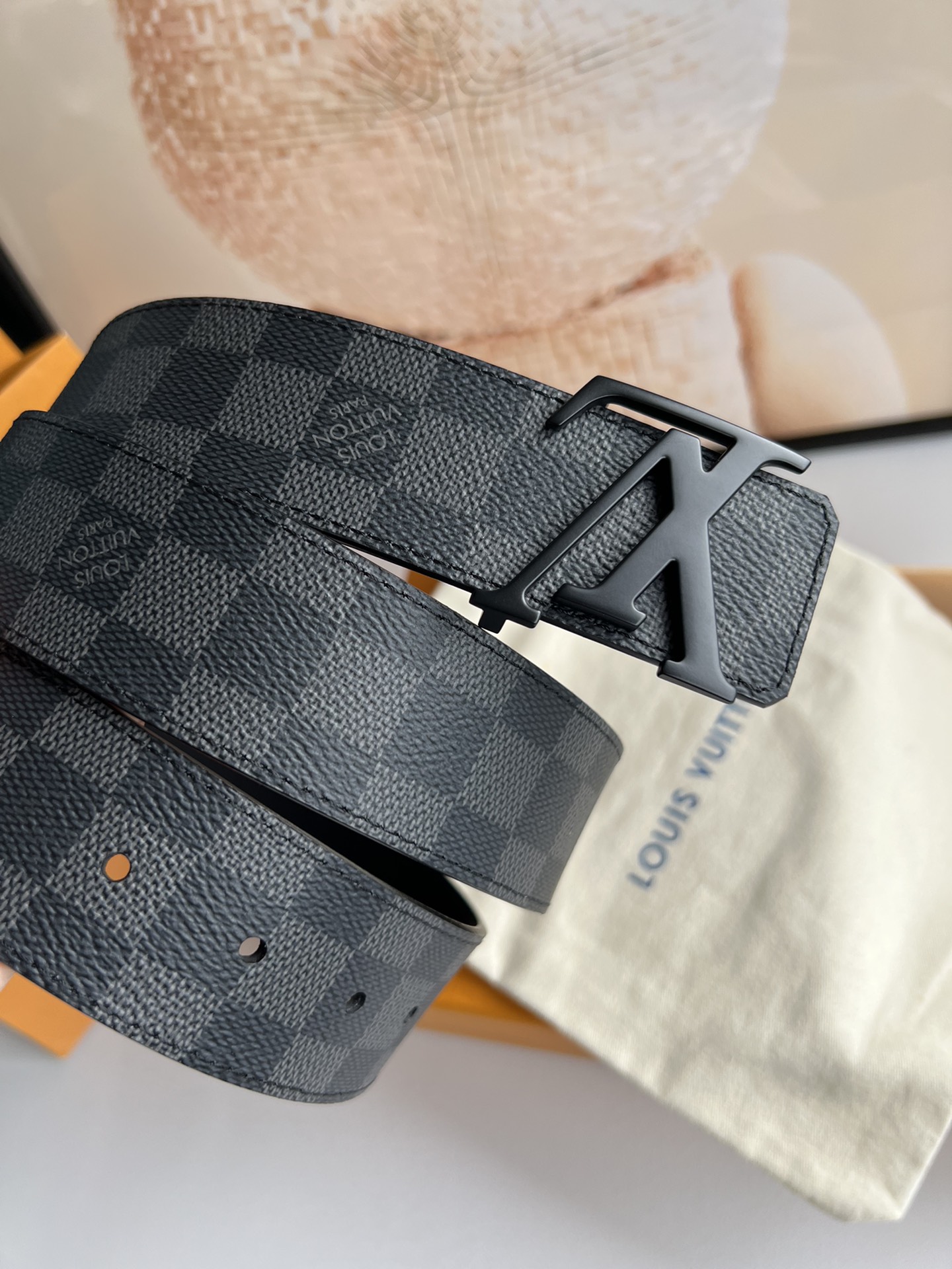 LV Initiales40毫米双面腰带焕新标志性设计，以经典Damier Graphite 帆布和柔软