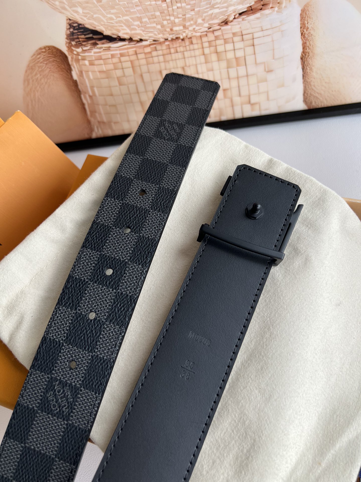 LV Initiales40毫米双面腰带焕新标志性设计，以经典Damier Graphite 帆布和柔软