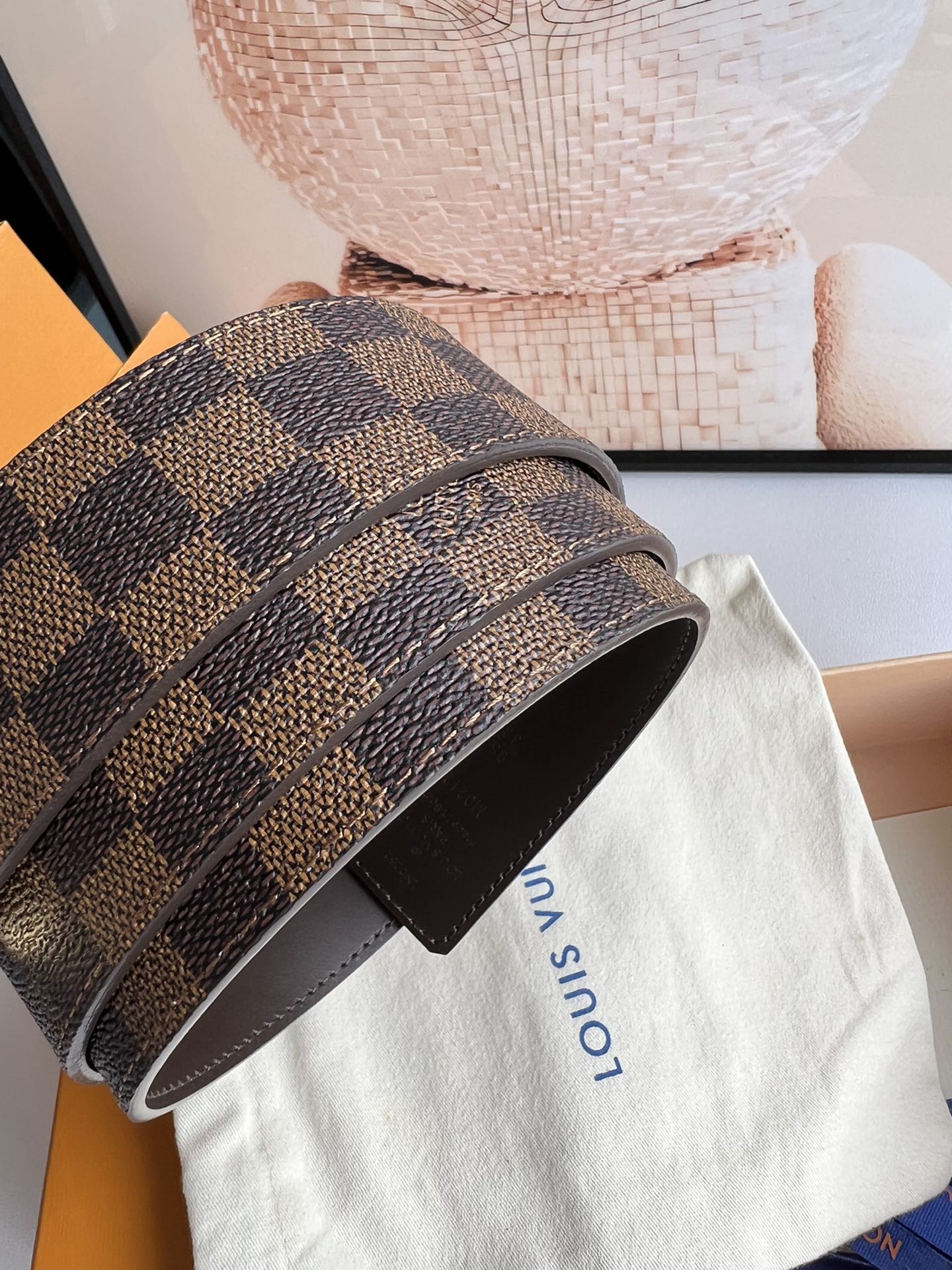 LV Initiales40毫米双面腰带焕新标志性设计，以经典Damier Graphite 帆布和柔软