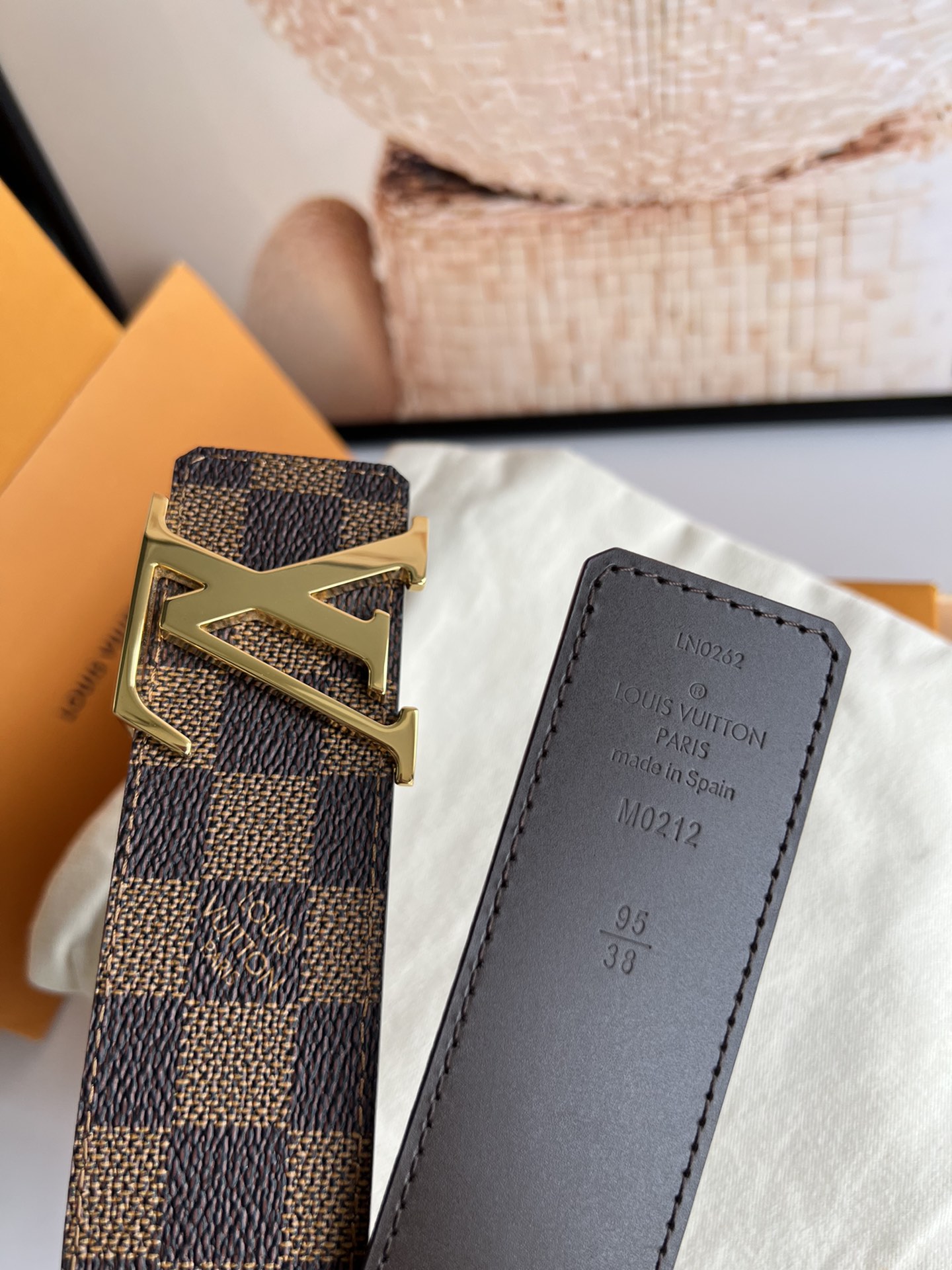 LV Initiales40毫米双面腰带焕新标志性设计，以经典Damier Graphite 帆布和柔软