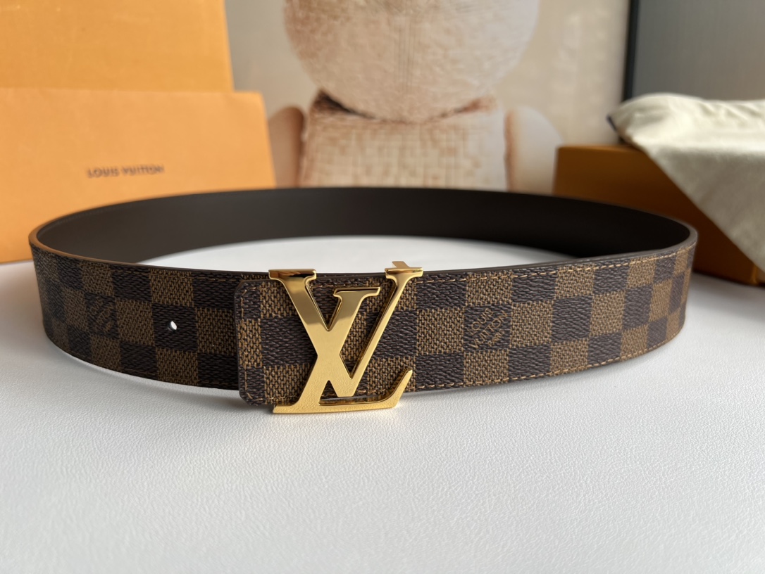 LV Initiales40毫米双面腰带焕新标志性设计，以经典Damier Graphite 帆布和柔软