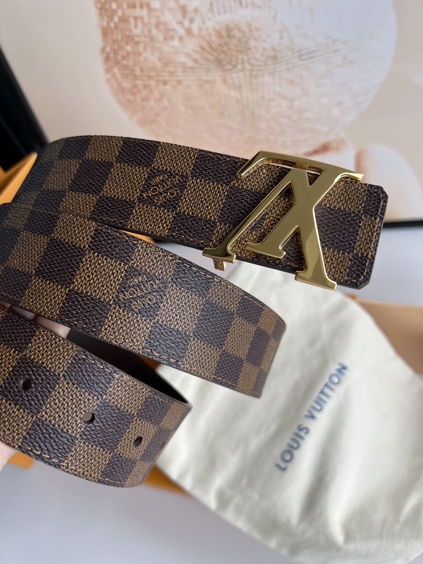 LV Initiales40毫米双面腰带焕新标志性设计，以经典Damier Graphite 帆布和柔软