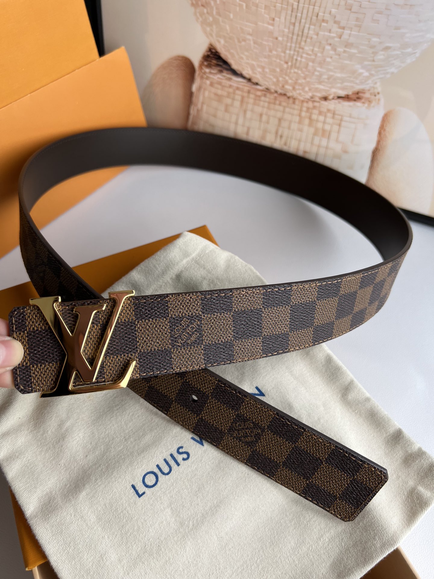 LV Initiales40毫米双面腰带焕新标志性设计，以经典Damier Graphite 帆布和柔软