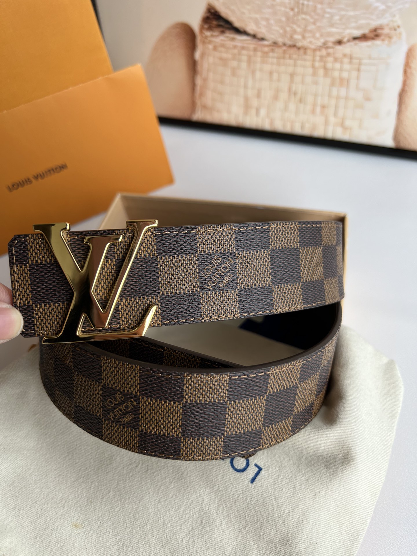 LV Initiales40毫米双面腰带焕新标志性设计，以经典Damier Graphite 帆布和柔软