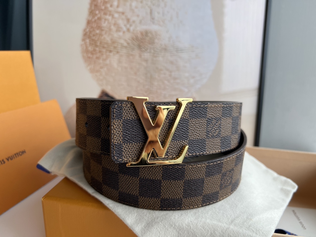 LV Initiales40毫米双面腰带焕新标志性设计，以经典Damier Graphite 帆布和柔软