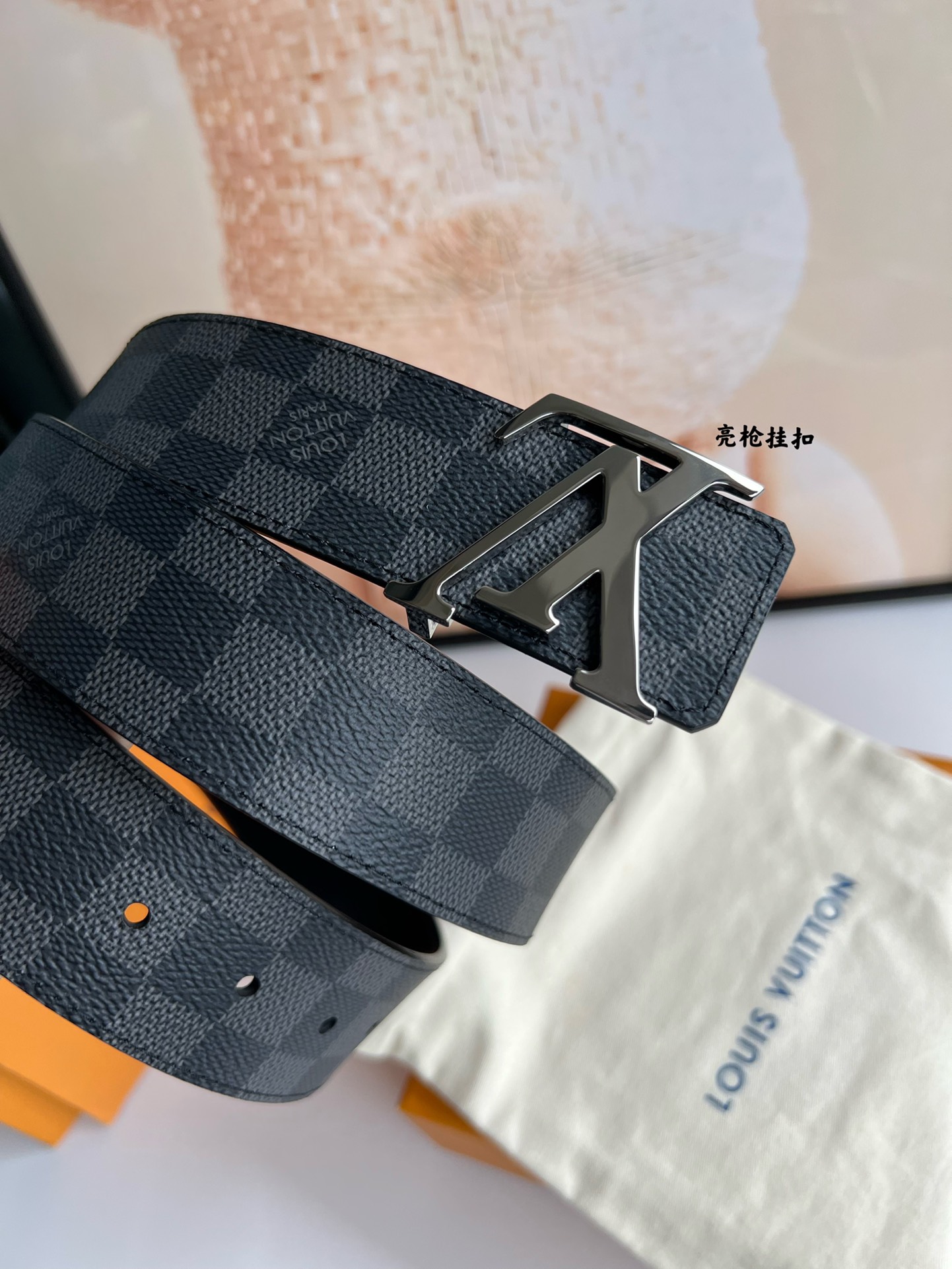 LV Initiales40毫米双面腰带焕新标志性设计，以经典Damier Graphite 帆布和柔软