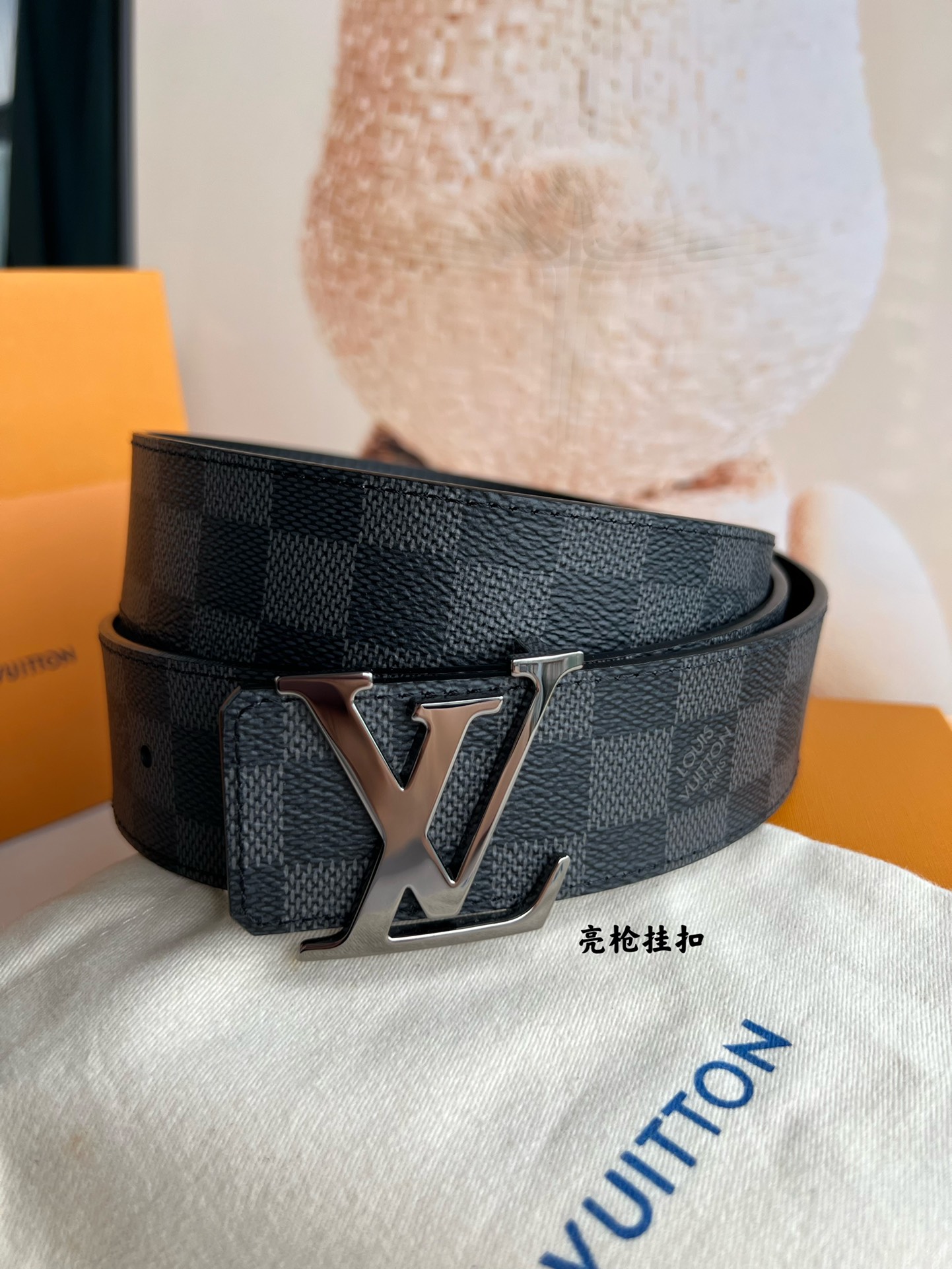 LV Initiales40毫米双面腰带焕新标志性设计，以经典Damier Graphite 帆布和柔软