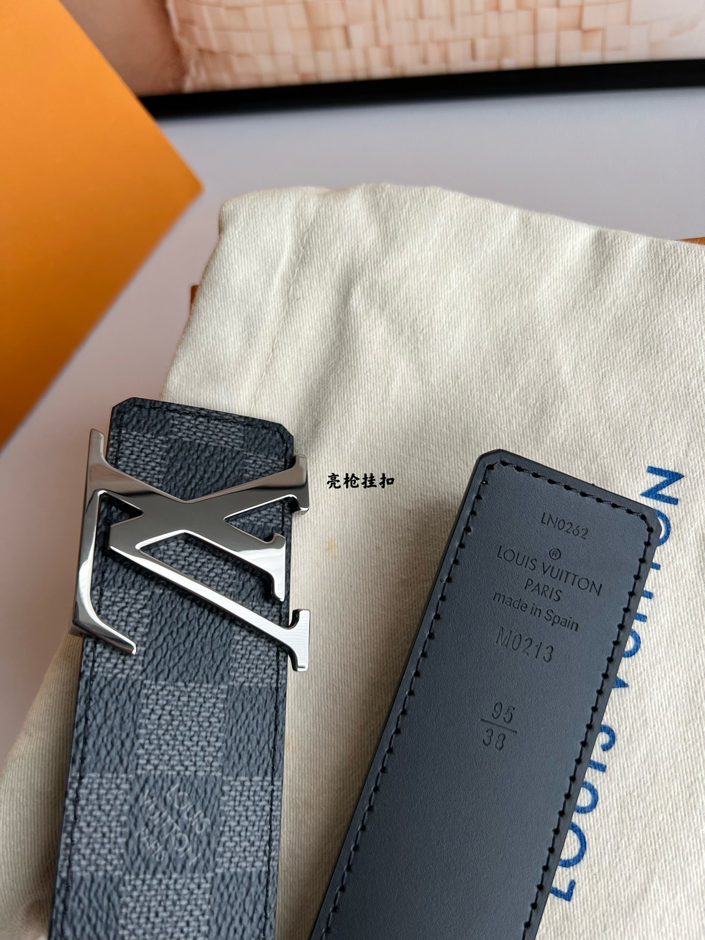 LV Initiales40毫米双面腰带焕新标志性设计，以经典Damier Graphite 帆布和柔软