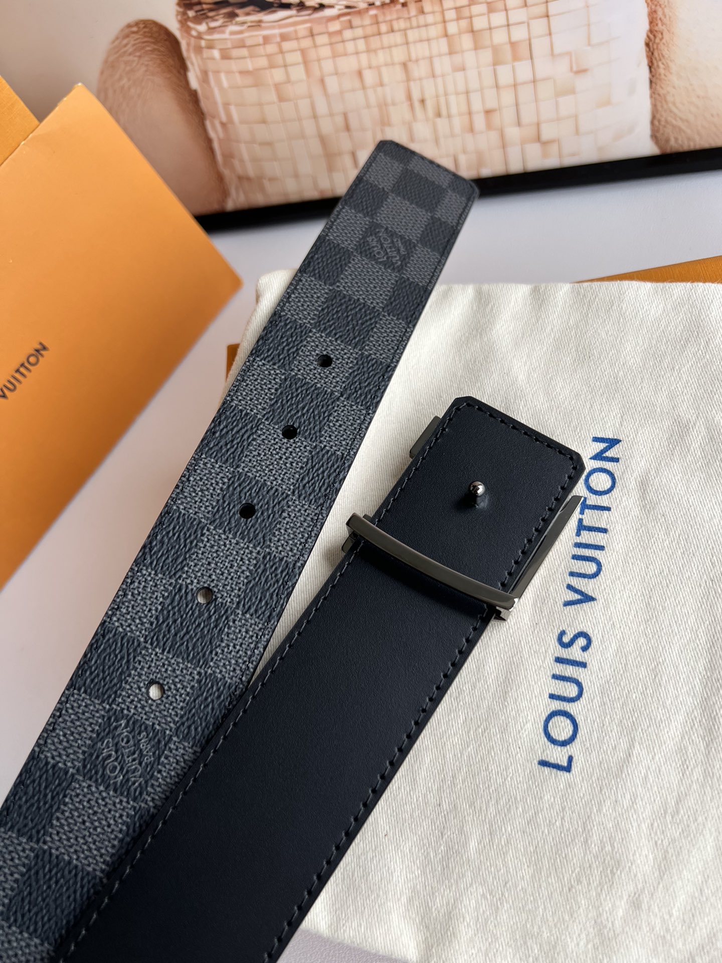 LV Initiales40毫米双面腰带焕新标志性设计，以经典Damier Graphite 帆布和柔软