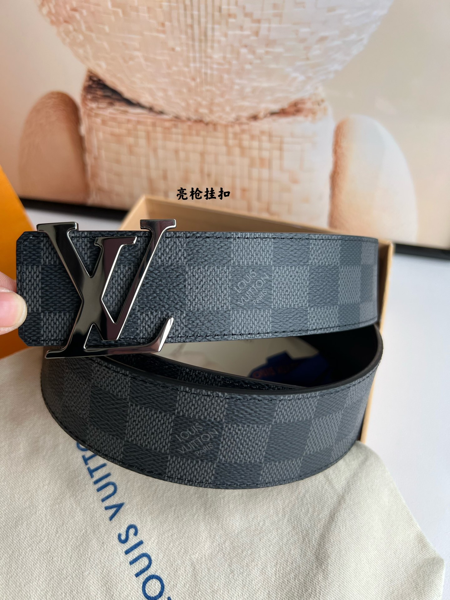 LV Initiales40毫米双面腰带焕新标志性设计，以经典Damier Graphite 帆布和柔软