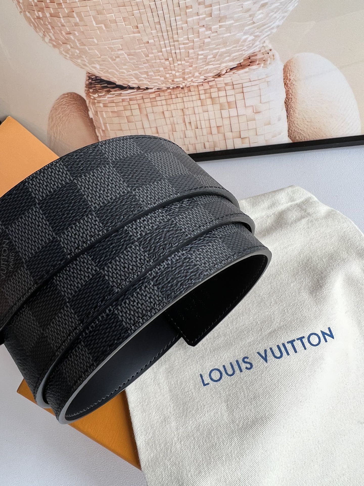 LV Initiales40毫米双面腰带焕新标志性设计，以经典Damier Graphite 帆布和柔软
