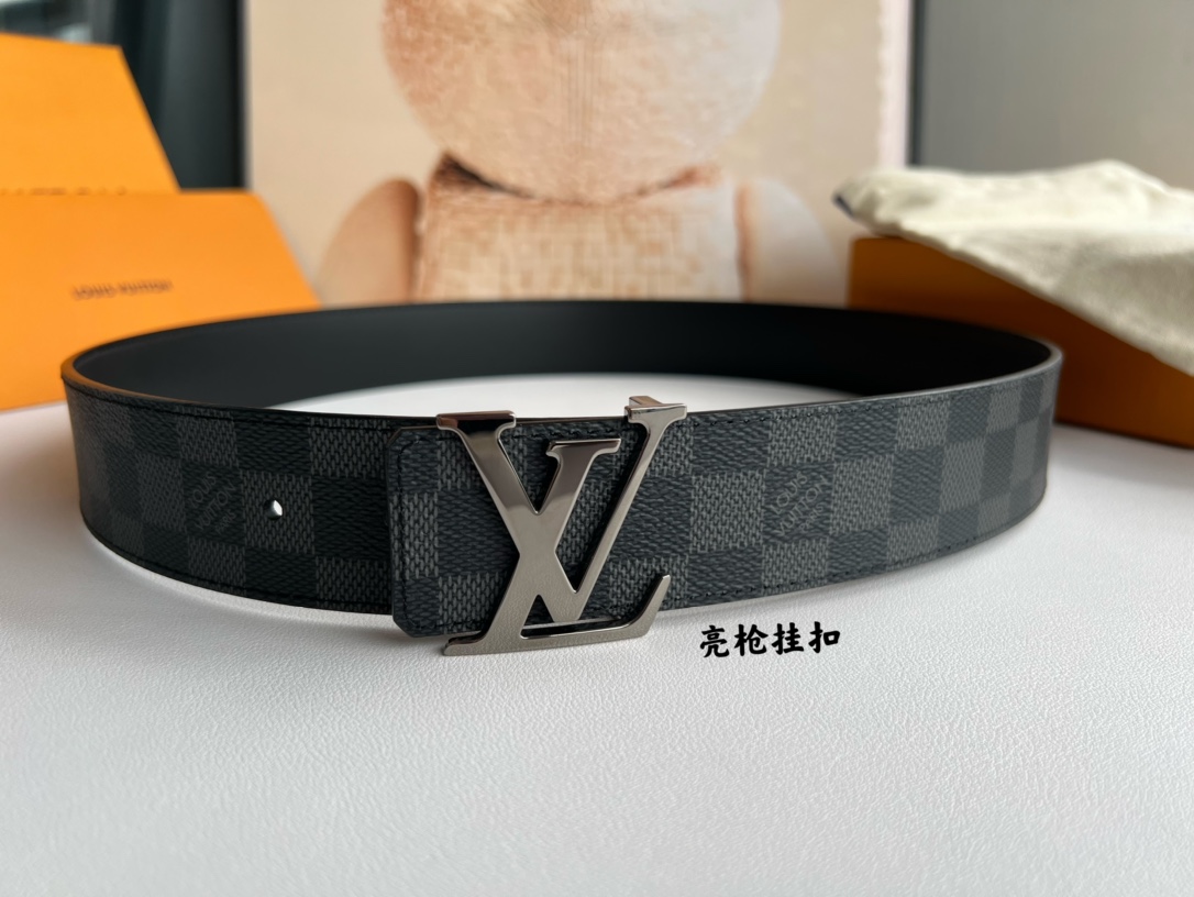 LV Initiales40毫米双面腰带焕新标志性设计，以经典Damier Graphite 帆布和柔软