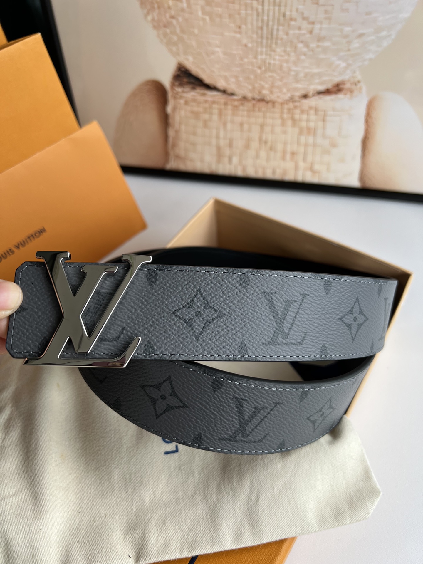 LV Initials双面腰带拥有Monogram Eclipse Reverse图案和素净牛皮革两式风