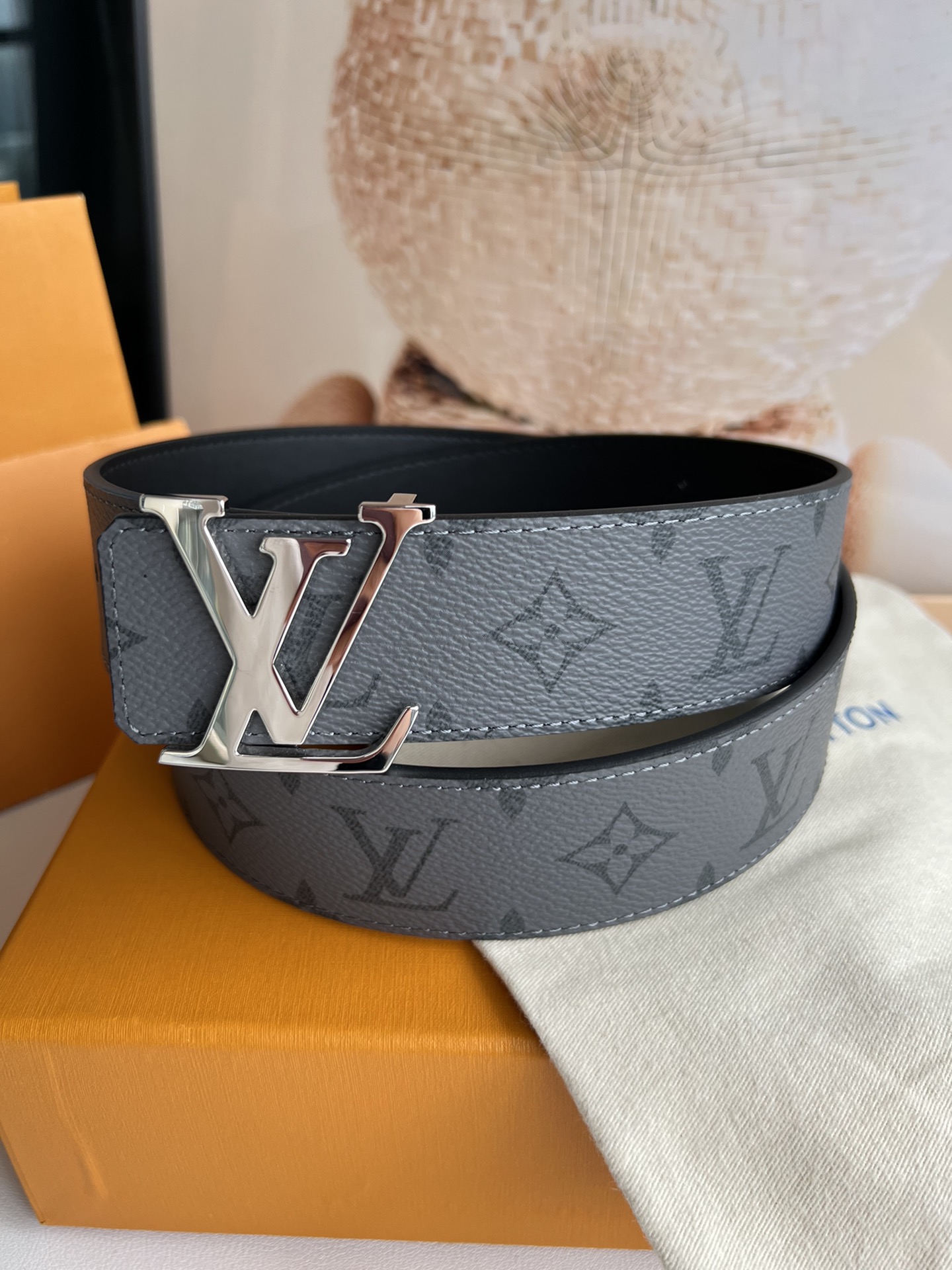 LV Initials双面腰带拥有Monogram Eclipse Reverse图案和素净牛皮革两式风