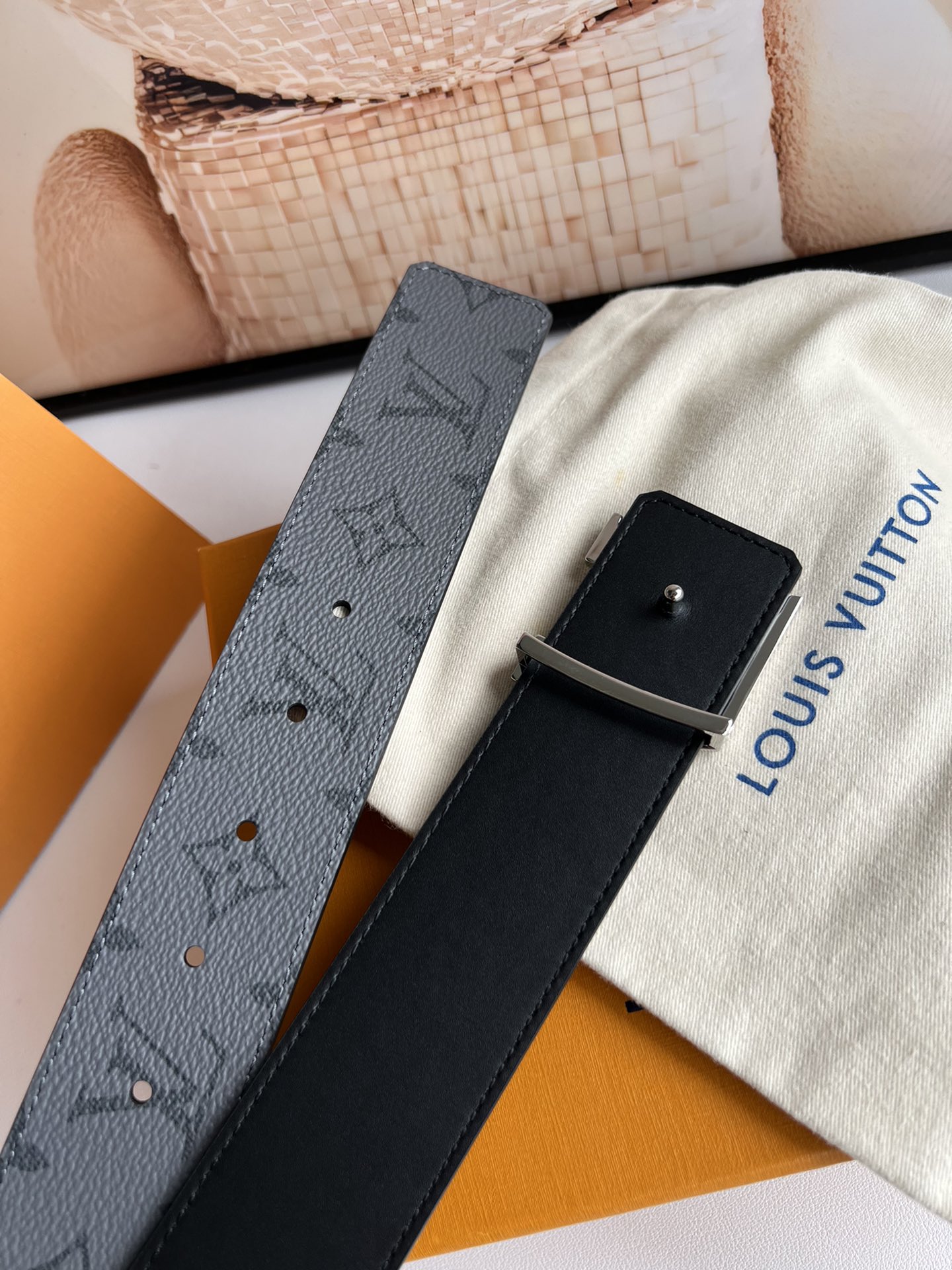 LV Initials双面腰带拥有Monogram Eclipse Reverse图案和素净牛皮革两式风