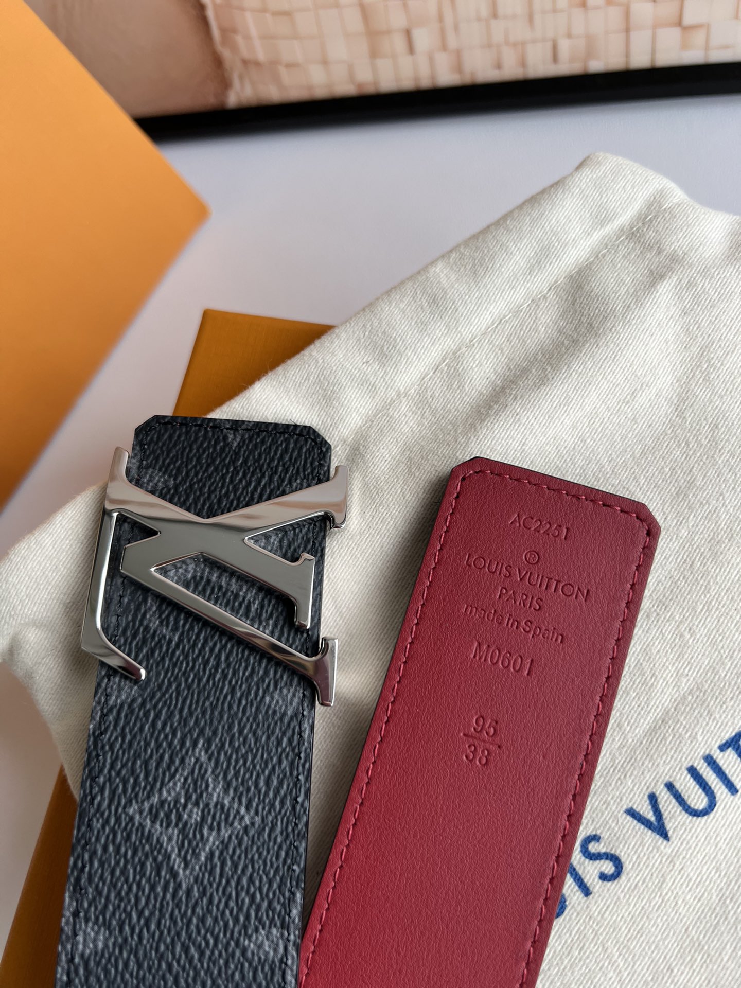 LV Initials双面腰带拥有Monogram Eclipse Reverse图案和素净牛皮革两式风