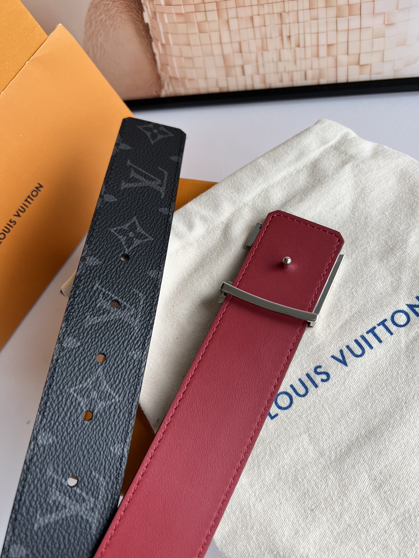 LV Initials双面腰带拥有Monogram Eclipse Reverse图案和素净牛皮革两式风