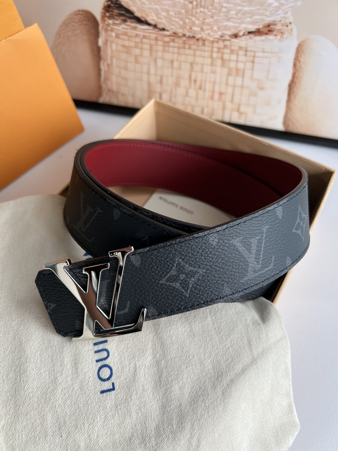 LV Initials双面腰带拥有Monogram Eclipse Reverse图案和素净牛皮革两式风