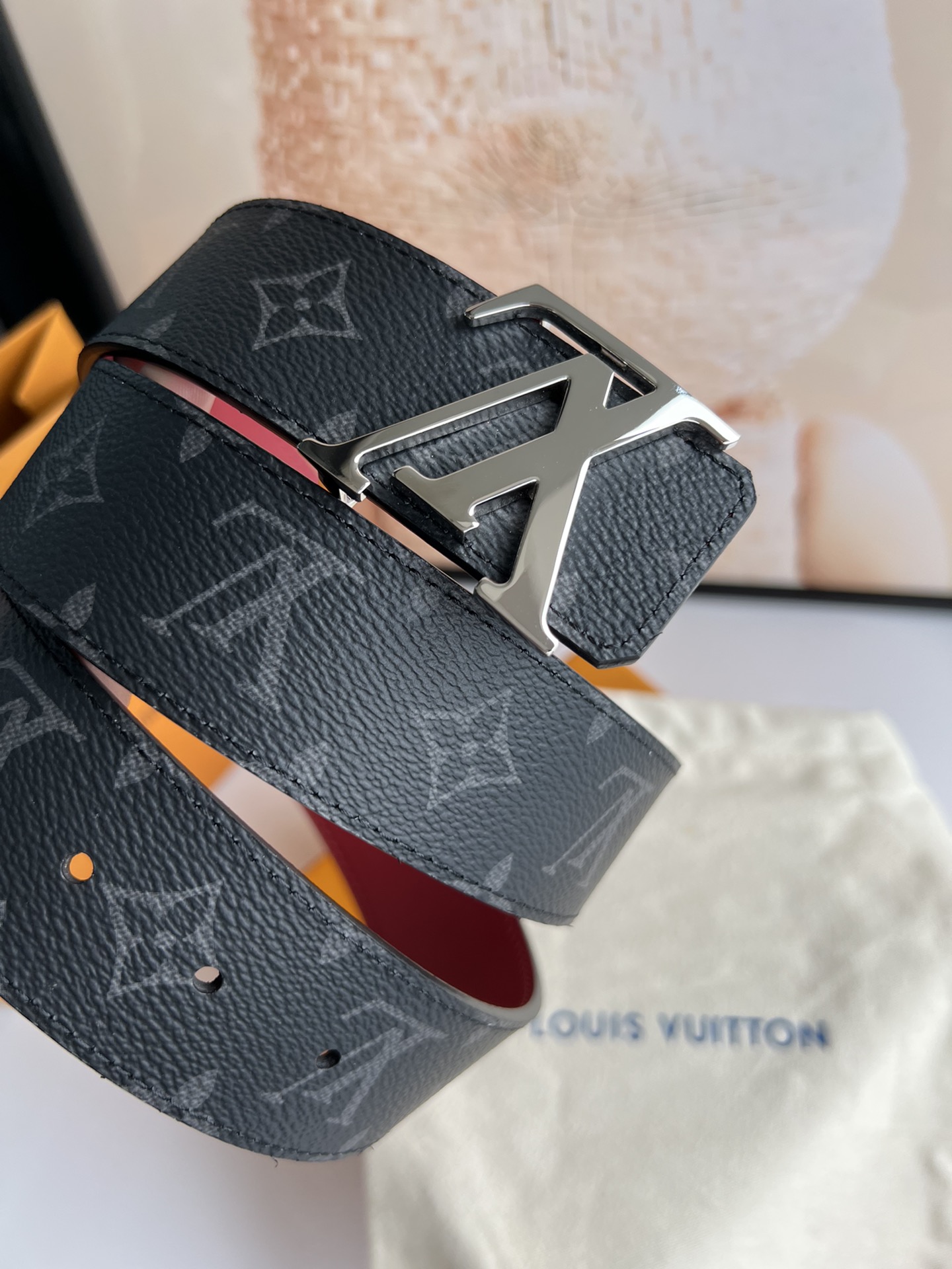 LV Initials双面腰带拥有Monogram Eclipse Reverse图案和素净牛皮革两式风