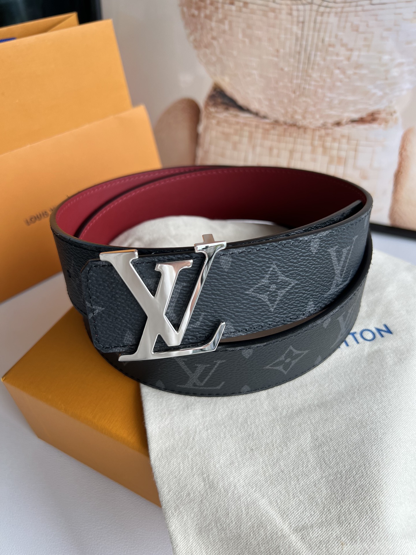 LV Initials双面腰带拥有Monogram Eclipse Reverse图案和素净牛皮革两式风