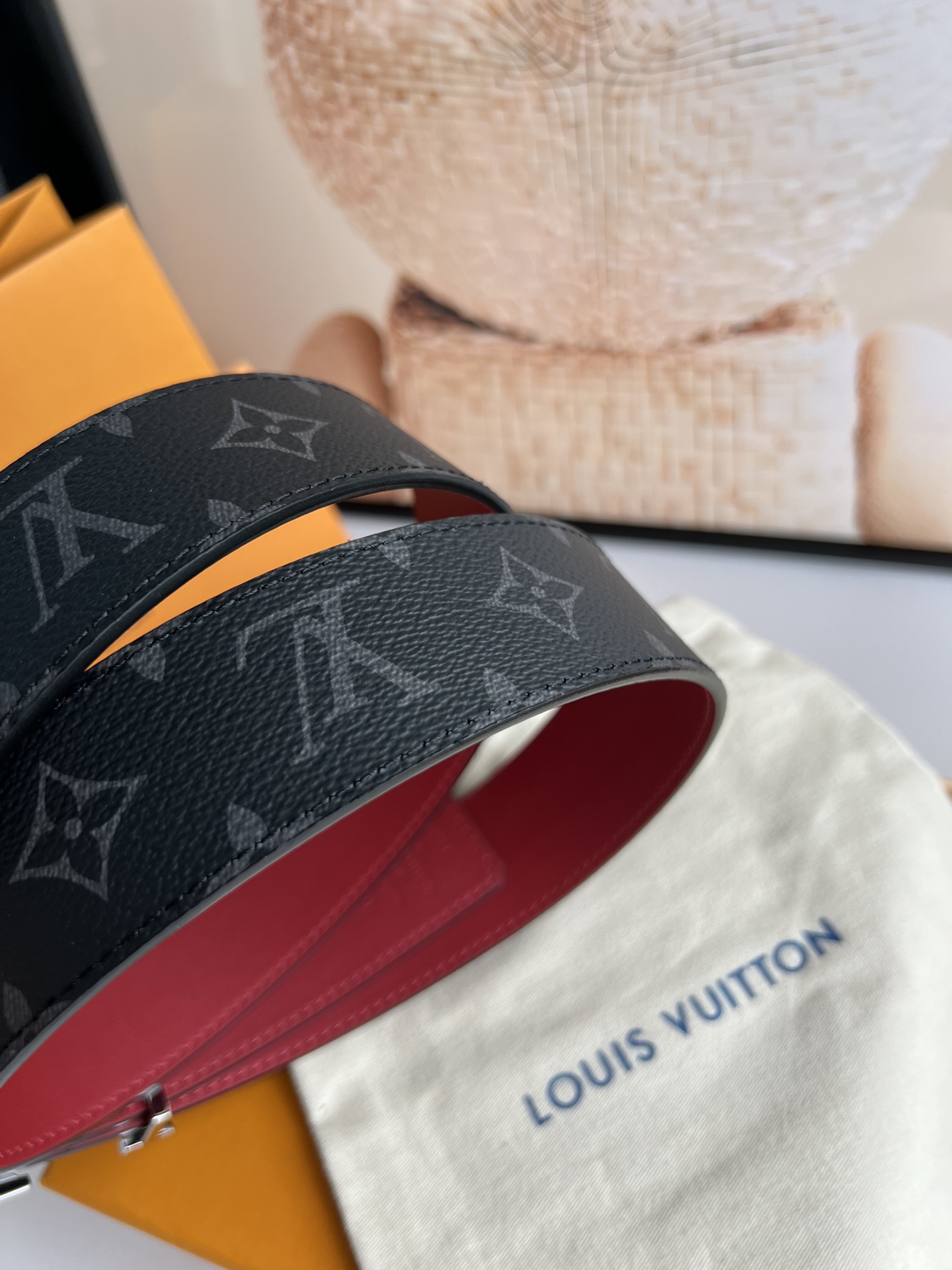 LV Initials双面腰带拥有Monogram Eclipse Reverse图案和素净牛皮革两式风