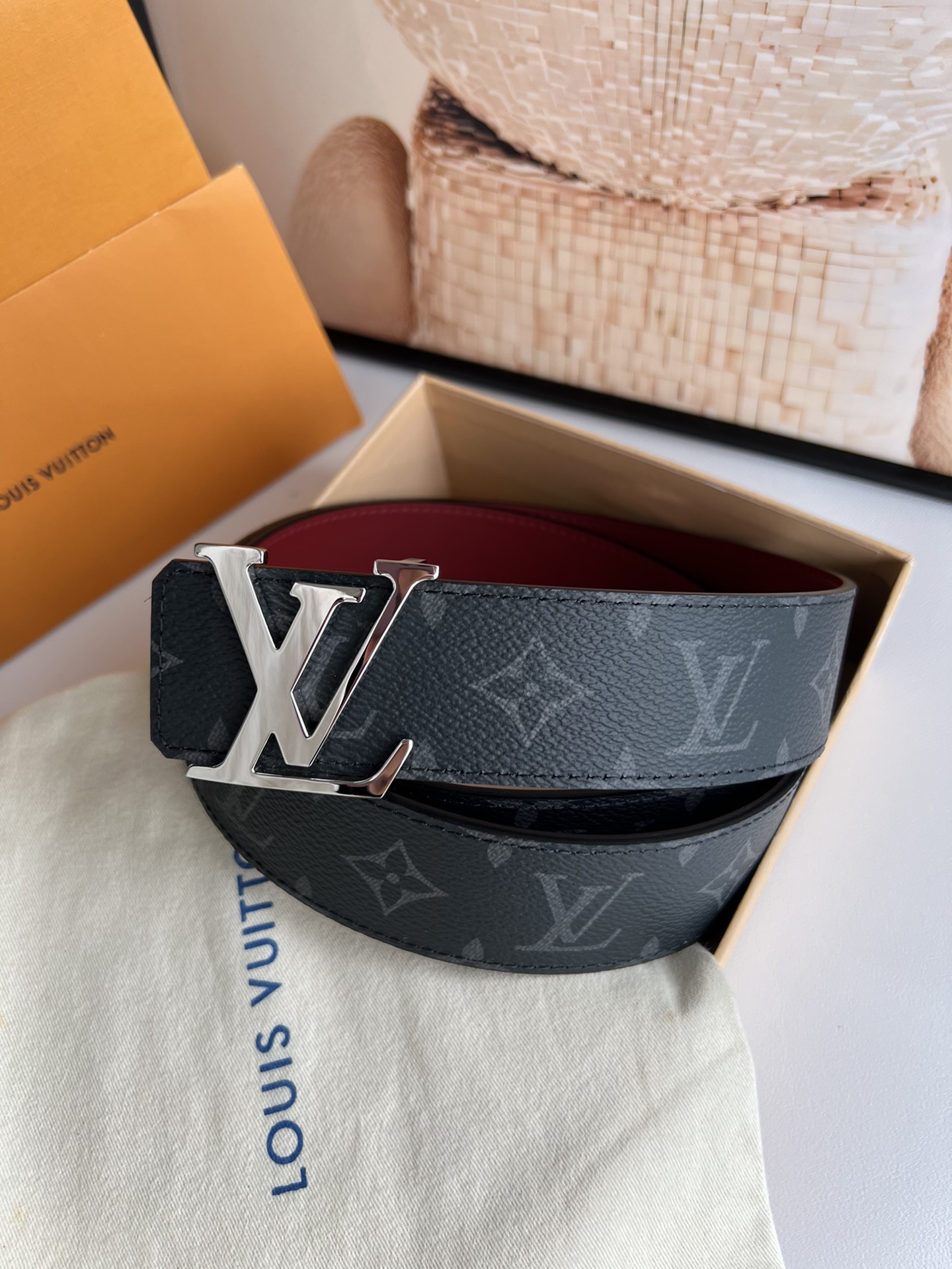 LV Initials双面腰带拥有Monogram Eclipse Reverse图案和素净牛皮革两式风
