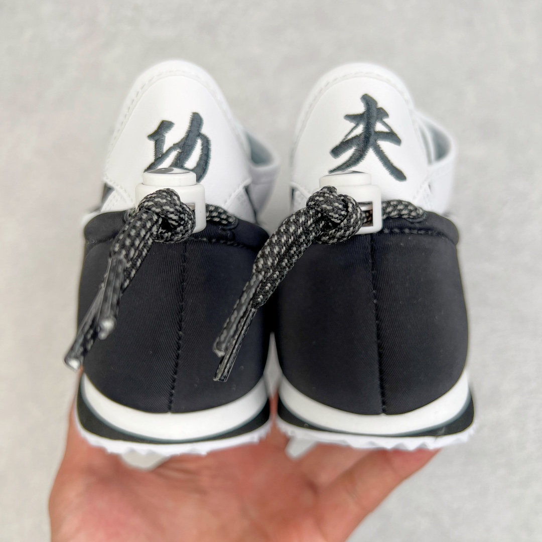 图片[4]-陈冠希Clot x NK Clotez 三合一 太极阴阳 可拆卸潮流复古跑步功夫鞋阿甘鞋 联名黑白 DZ3239-002 从 “Kung Fu Soul\\\”中获取了灵感 结合自己独特的视角与想法 再辅以NK所拥有的技术 打造出了一款三合一设计、并以传统功夫鞋为蓝本的创意球鞋 除了我们看到合并状态之外 Clotez还可以拆开成运动鞋及便鞋两个独立鞋款 一鞋三穿 玩法新颖 一半黑色一半白色的鞋身呈现出百搭「黑白」配色效果 鞋垫后跟包括鞋盒上等细节处都出现了阴阳太极的元素 并且后跟与包装纸上都有功夫元素 整体设计采用经典Cortez造型 内层由优质皮革材质打造 外层是以松紧束带方式进行固定的鞋套 结构十分新颖 材料的远用上也很用心 尺码：36 36.5 37.5 38 38.5 39 40 40.5 41 42 42.5 43 44 44.5 45 46-选品中心
