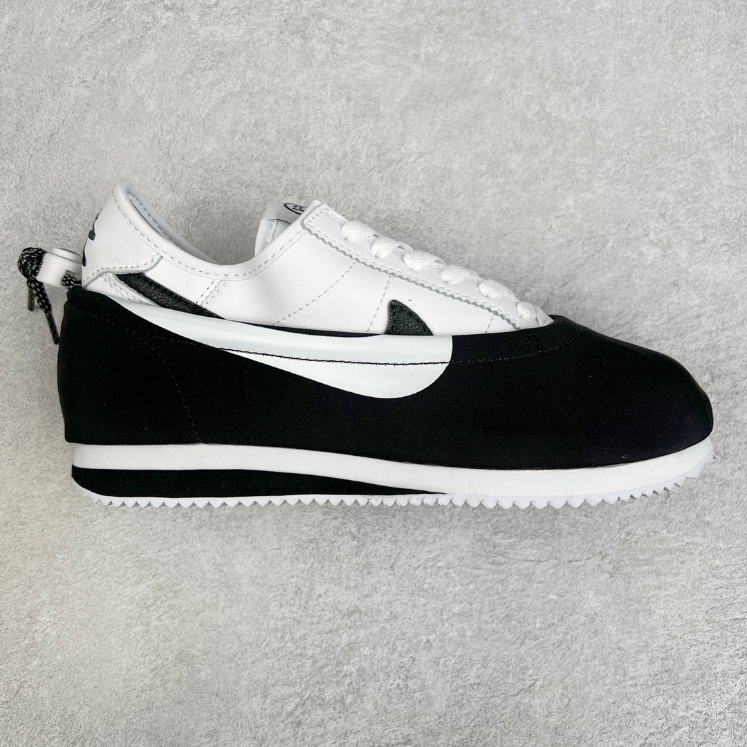 陈冠希Clot x NK Clotez 三合一 太极阴阳 可拆卸潮流复古跑步功夫鞋阿甘鞋 联名黑白 DZ3239-002 从 “Kung Fu Soul\\\”中获取了灵感 结合自己独特的视角与想法 再辅以NK所拥有的技术 打造出了一款三合一设计、并以传统功夫鞋为蓝本的创意球鞋 除了我们看到合并状态之外 Clotez还可以拆开成运动鞋及便鞋两个独立鞋款 一鞋三穿 玩法新颖 一半黑色一半白色的鞋身呈现出百搭「黑白」配色效果 鞋垫后跟包括鞋盒上等细节处都出现了阴阳太极的元素 并且后跟与包装纸上都有功夫元素 整体设计采用经典Cortez造型 内层由优质皮革材质打造 外层是以松紧束带方式进行固定的鞋套 结构十分新颖 材料的远用上也很用心 尺码：36 36.5 37.5 38 38.5 39 40 40.5 41 42 42.5 43 44 44.5 45 46-选品中心