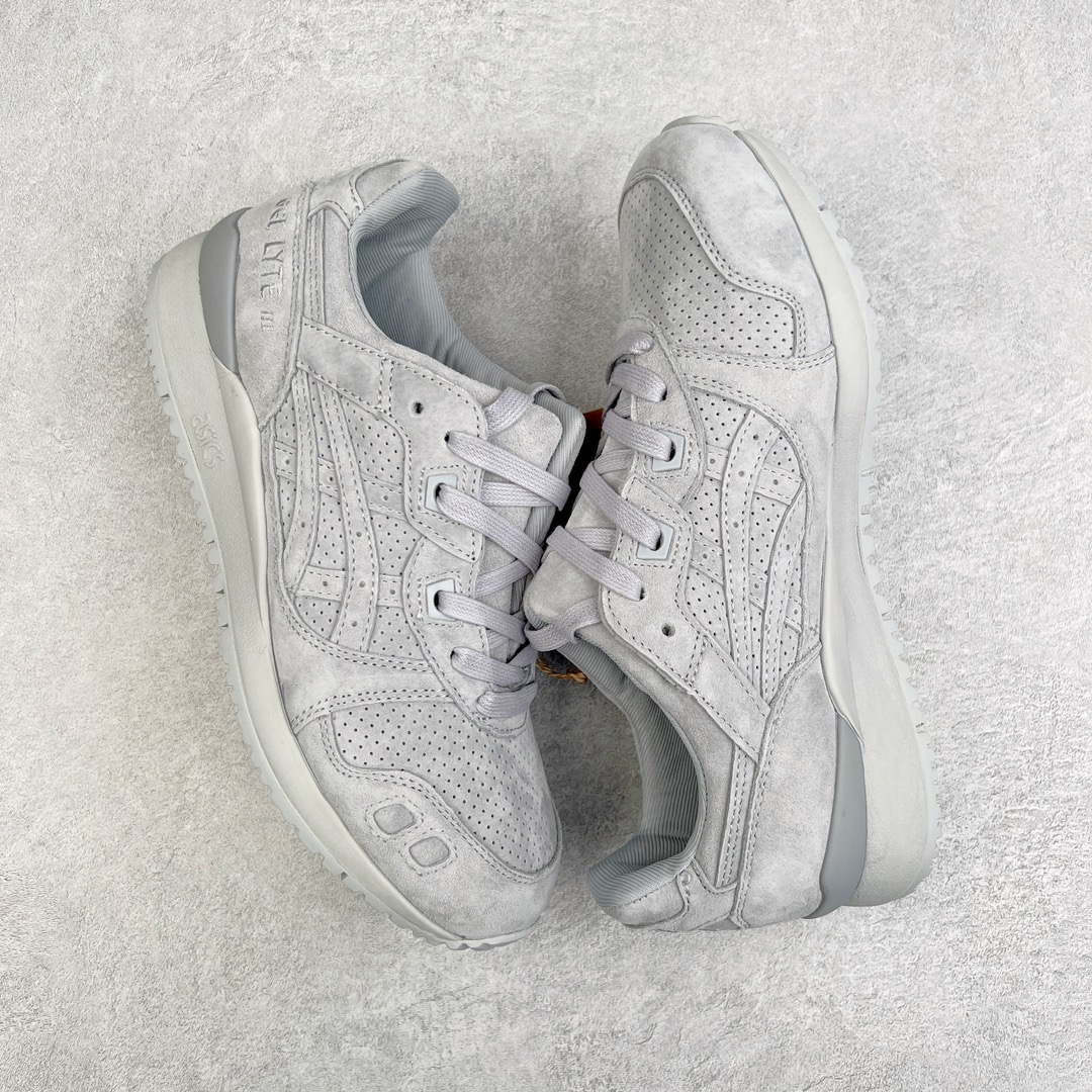 图片[3]-＃纯原福利 Asics Gel-Lyte III 亚瑟士3代系列低帮经典复古休闲运动跑步鞋 伴随着复古跑鞋的再度盛行，让不少运动品牌都将自家经典鞋款重新带回，ASICS 亚瑟士这两年受到众多球鞋爱好者追捧。近期，ASICS 亚瑟士以自己经典的 GEL-LYTE III OG 为蓝本推出了两双全新配色。第一双选择了灰色、藏蓝色和蒂芙尼蓝色拼接呈现，随之妆点一抹粉色，使整双鞋低调又不失细节。材质选择了大面积麂皮与网眼面料打造，保证了质感与透气性兼备。最后以略微泛黄的中底收尾，完善整体设计。另一双以深浅不同的卡其色打造鞋身，缀以淡紫色丰富鞋身细节，想必第一双会更加适合女生上脚。用料与上一双完全相同，提供了优秀的质感。尺码：36 37 37.5 38 39 39.5 40 40.5 41.5 42 42.5 43.5 44 45-选品中心