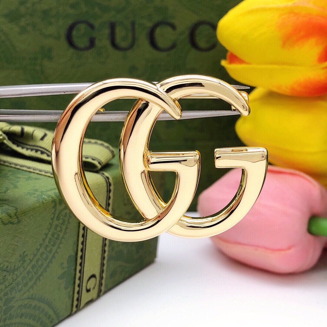 编号GXZ0009
古驰最新款【GG光面胸针】浅金色 brooch，GG开始不断出胸针了，且款款都好优秀