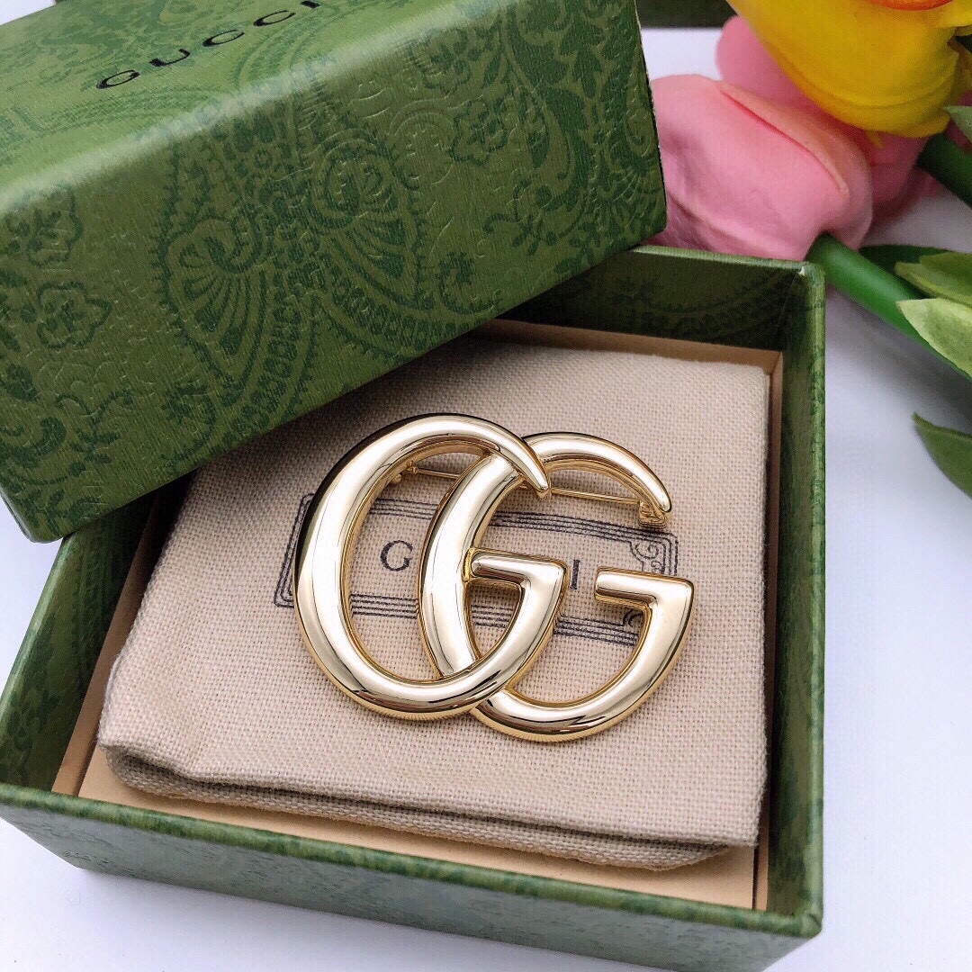 编号GXZ0009
古驰最新款【GG光面胸针】浅金色 brooch，GG开始不断出胸针了，且款款都好优秀