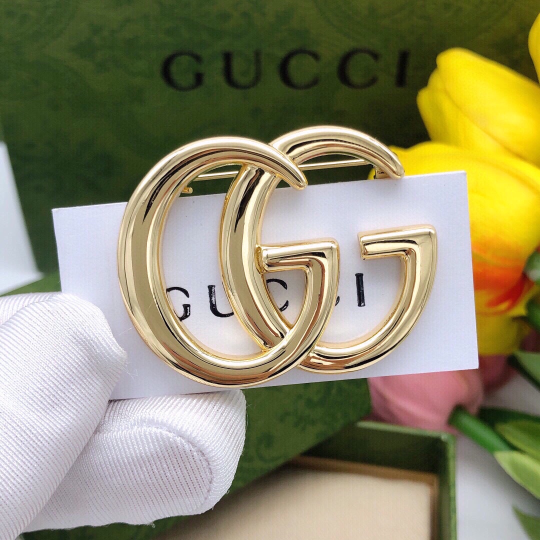 编号GXZ0009
古驰最新款【GG光面胸针】浅金色 brooch，GG开始不断出胸针了，且款款都好优秀