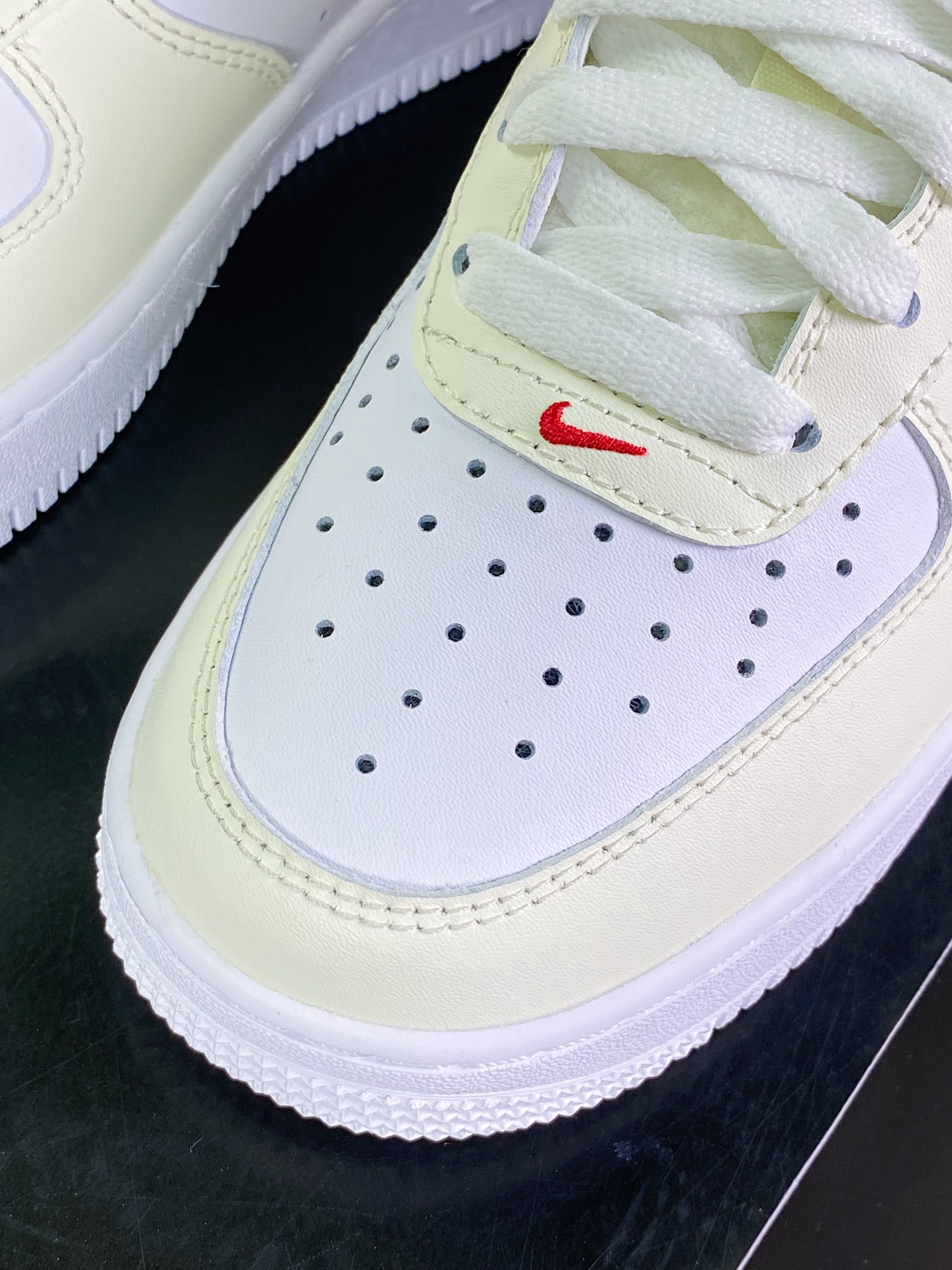 ir Force 1'07 Low GS”Year of the Rabbit”空军一号经典低帮百搭休闲运动板鞋“兔年米白红”FD9912-181 尺码：36 36.5 37.5 38 38.5 39 40 40.5 41 42 42.5 43 44 44.5 45 条码编码：m