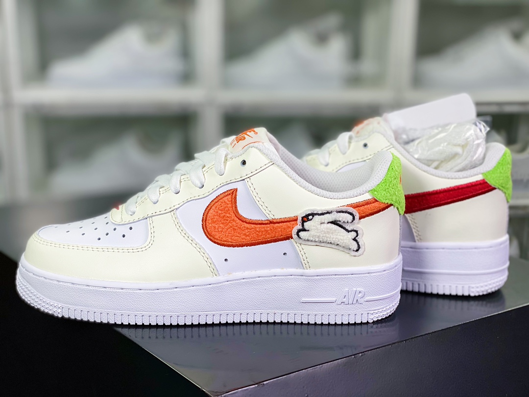 ir Force 1'07 Low GS”Year of the Rabbit”空军一号经典低帮百搭休闲运动板鞋“兔年米白红”FD9912-181 尺码：36 36.5 37.5 38 38.5 39 40 40.5 41 42 42.5 43 44 44.5 45 条码编码：m