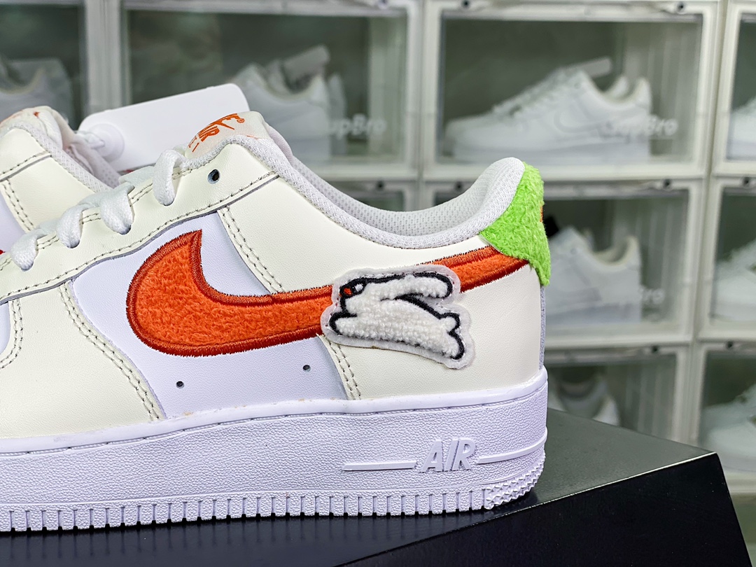 ir Force 1'07 Low GS”Year of the Rabbit”空军一号经典低帮百搭休闲运动板鞋“兔年米白红”FD9912-181 尺码：36 36.5 37.5 38 38.5 39 40 40.5 41 42 42.5 43 44 44.5 45 条码编码：m