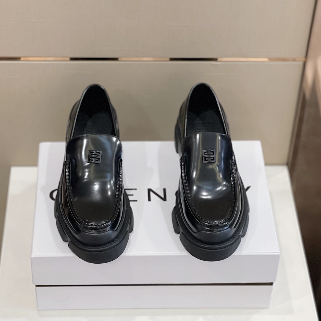 NO:574713,givenchy Givenchy leather shoes Givenchy Terra men's loafers official website synchronization, brushed cowhide loafers, decorated with the same color metal 4G logo, motorcycle style serrated outsole. Imported cowhide + cowhide lining + TPU outsole Size39-44 (customized at 38.44),,givenchy,givenchy,loafers,cowhide19860909givenchy纪梵希皮鞋 纪梵希Terra男款乐福鞋 官网同步,拉绒牛皮乐福鞋,饰以同系配色金属4G logo,机车风格锯齿外底. 进口牛皮+牛皮内里+TPU大底 Size39-44(38.44定制）,,givenchy,givenchy,loafers,cowhide,Men's shoes