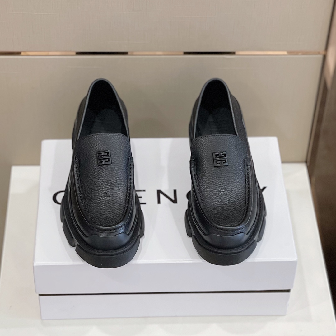 NO:574717,givenchy Givenchy leather shoes, Givenchy Terra men's loafers, official website synchronization, brushed cowhide loafers, decorated with the same color metal 4G logo, motorcycle style serrated outsole. Imported cowhide + cowhide lining + TU outsole Size39-44 (customized at 38.44),,givenchy,givenchy,loafers,cowhide19860909givenchy纪梵希皮鞋 纪梵希Terra男款乐福鞋 官网同步,拉绒牛皮乐福鞋,饰以同系配色金属4G logo,机车风格锯齿外底. 进口牛皮+牛皮内里+TU大底 Size39-44(38.44定制）,,givenchy,givenchy,loafers,cowhide,Men's shoes