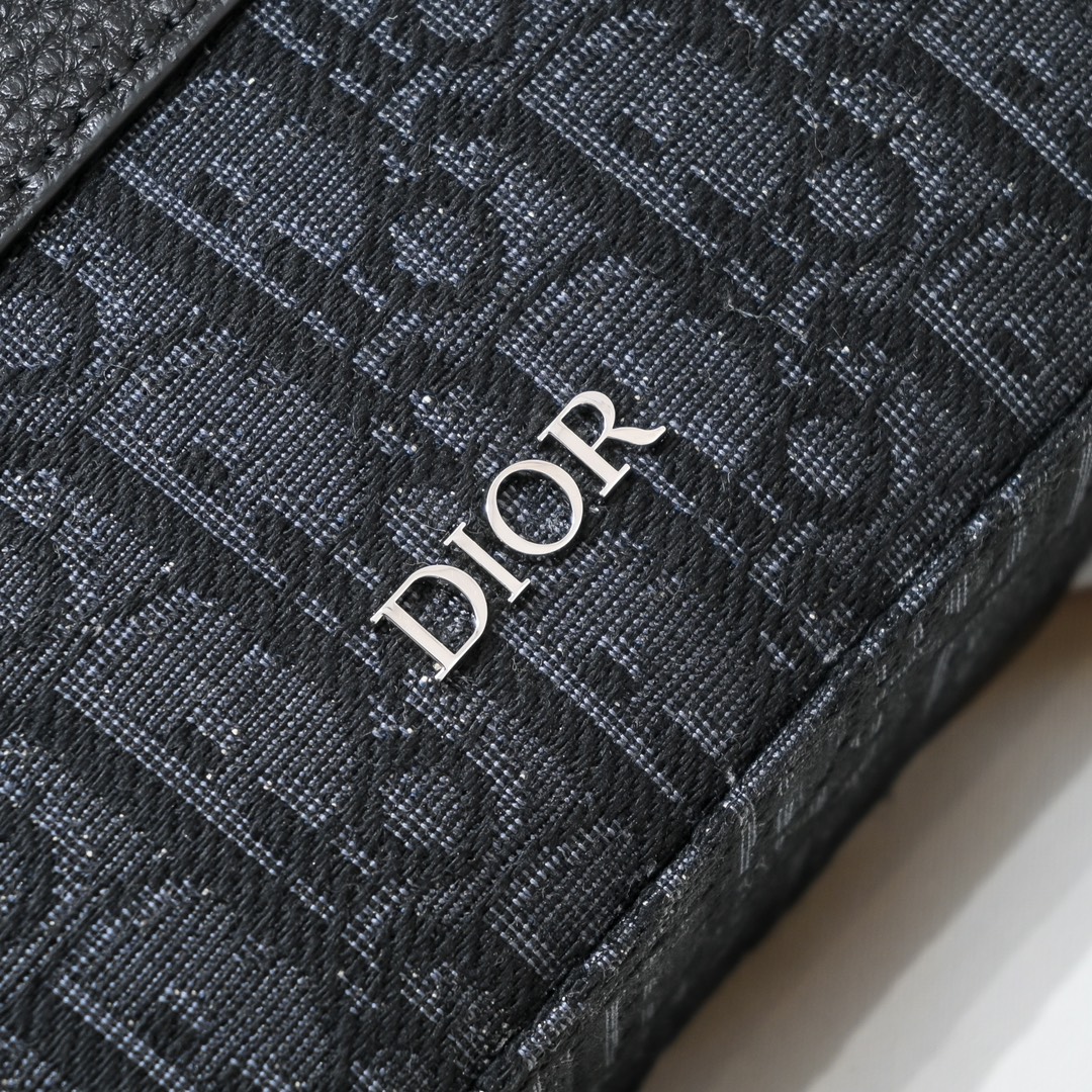 方扣背面布 🐮原单布料配真皮 《配原版盒子》Dioя homme老花相机包👓 新款Homme系列的相机包实在帅la ~ 方扣背面布 🐮原单布料配真皮 《配原版盒子》Dioя homme老花相机包👓 新款Homme系列的相机包实在帅la ~