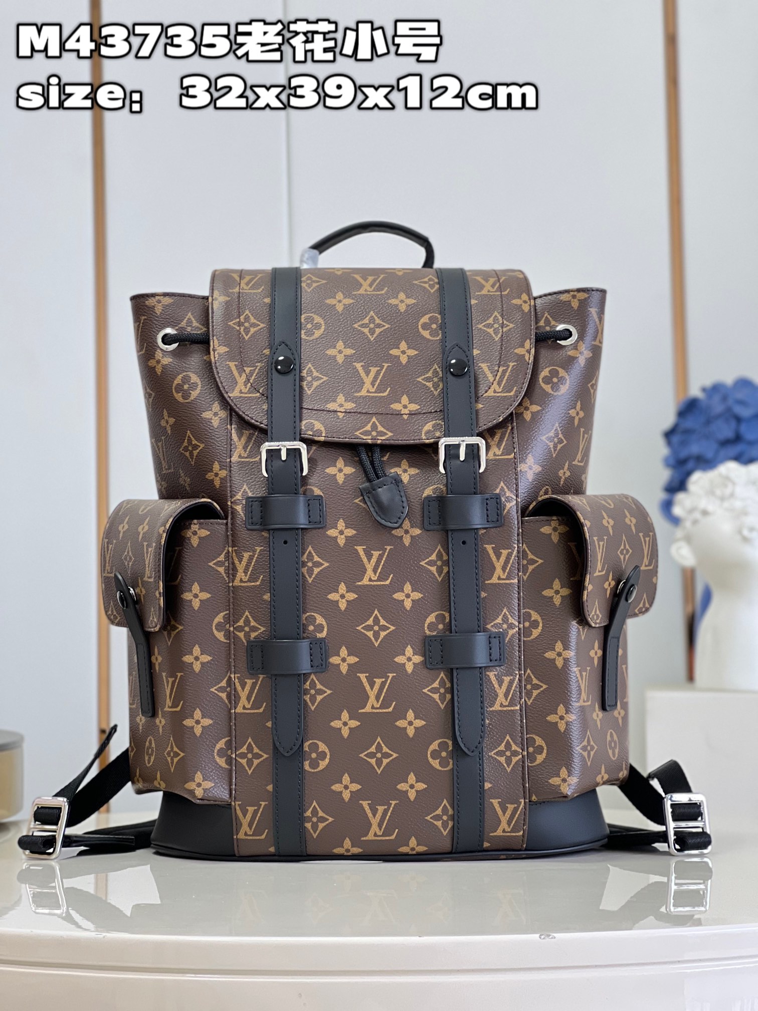 NO:399879,【Exclusive real photo M43735 Presbyterian Small】This Christopher small backpack combines Monogram Eclipse Reverse canvas and leather trim, giving the thick texture of the mountaineering bag in a slightly smaller size. The side bags are easy to pick up and hold items, and are equipped with a snap-button leather flip for safe storage. Size 32 x 39 x 12 cm (length x height x width) M.800,LV [original leather],louis vuitton,versace19860909【独家实拍 M43735老花小号】 本款 Christopher 小号双肩包融合 Monogram Eclipse Reverse 帆布和皮革饰边,以稍小尺寸呈现登山包的粗粝质感.侧袋方便取放随行物品,配有按扣的皮革翻盖实现稳妥收纳.尺寸32 x 39 x 12 厘米 (长度 x 高 x 宽) M.800,LV【原厂皮】,louis vuitton,versace,Bag