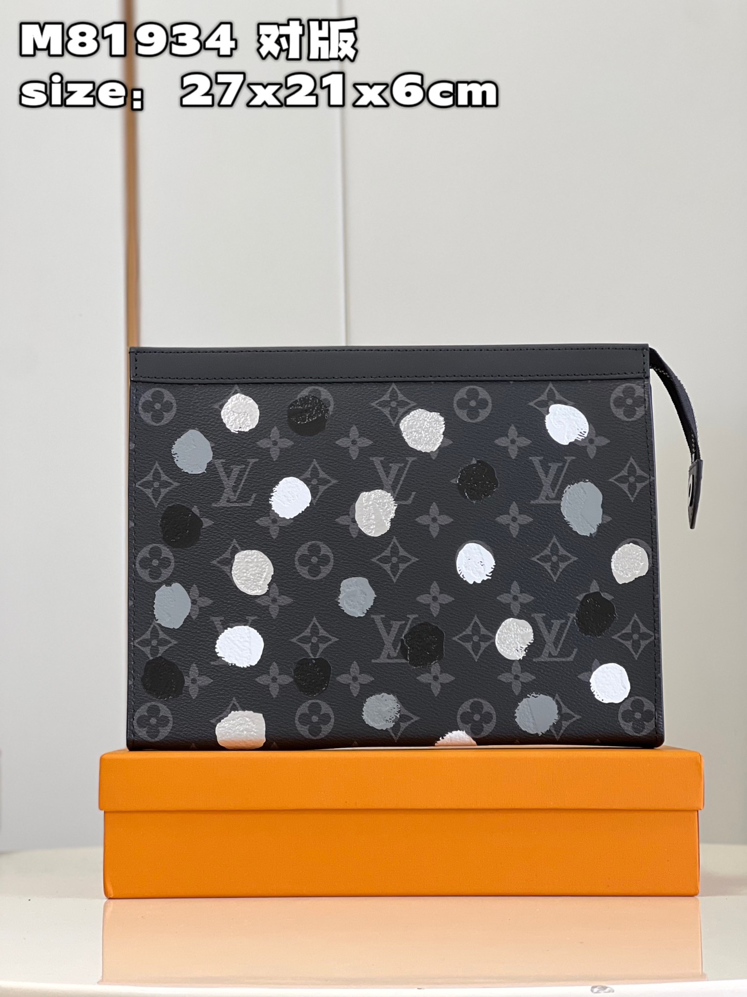 NO:399859,【Exclusive real shot M81934 pair】LV x YK Pochette Voyage clutch bag from Louis Vuitton x Yayoi Kusama collaboration series, praising the fusion of artistic creativity and exquisite craftsmanship. In the decades of creative career of this Japanese artist, polka dot patterns have long become her visual business card. This time, Monogram Eclipse canvas was laid out through silk screen printing technology, the three-dimensional effect is just like the artist's hand-painted. Detailed features 27 x 21 x 6 cm (length x height x width) C.,LV [original leather],louis vuitton,louis vuitton,handbag19860909【独家实拍 M81934 对版】LV x YK Pochette Voyage 手拿包出自路易威登 x 草间弥生合作系列,赞颂艺术创想与精湛工艺的融合.在这位日本艺术家数十年的创作生涯中,波点图案早已成为她的视觉名片,此番经由丝印工艺铺陈 Monogram Eclipse 帆布,立体效果恰似艺术家亲手绘制.详细特征27 x 21 x 6厘米(长度 x 高 x 宽) C.,LV【原厂皮】,louis vuitton,louis vuitton,handbag,Bag