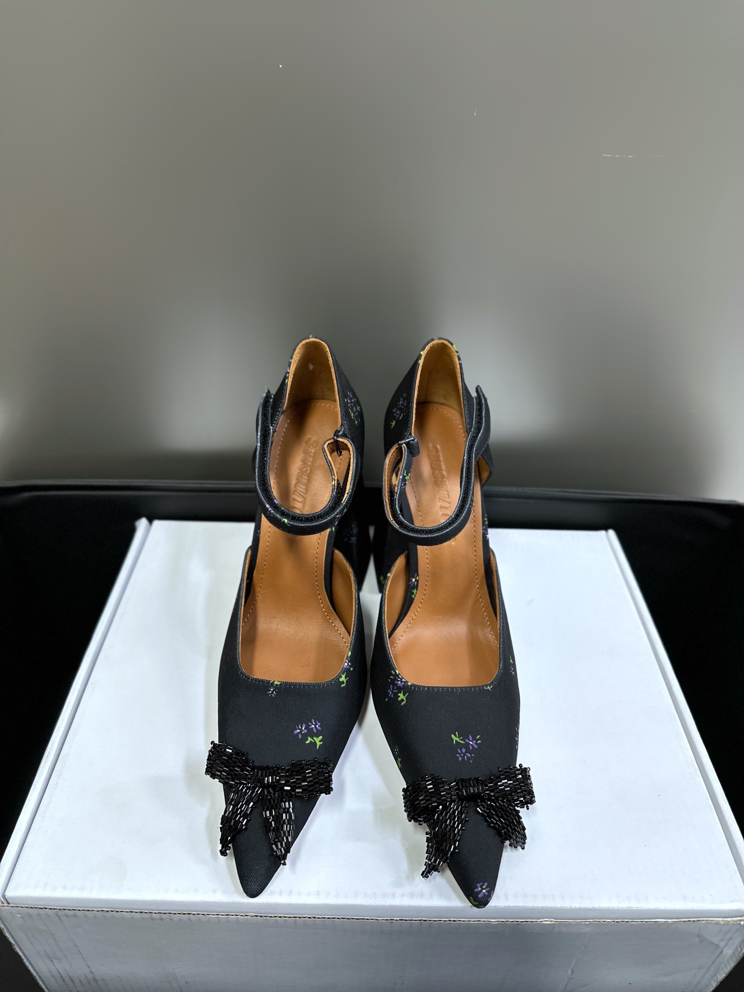 NO:234391,Cloth leather SHUSHUTONG pointed Marie Jane Let me wear butterflies on my feet shushutong I understand girls too much!  The newly released jacquard satin pointed-toe Marie Jane high heels are really retro and exquisite, and they are also very touching!  Full of temperament!  Very retro Feel upper fabric cowhide. Outsole genuine leather outsole size 35-40, Mary Jane, high heels, cowhide, Leather soles19860909布 皮 SHUSHUTONG 尖头玛丽珍 让我把蝴蝶穿在脚上 shushutong 也太懂女孩子了吧！新出的提花缎面尖头玛丽珍高跟鞋真的既复古又精致,又心动了！气质感十足！非常有复古Feel 鞋面布面 牛皮面.大底真皮大底 码数35-40,玛丽珍,mary jane,high heels,cowhide,Leather soles,Women's Shoes