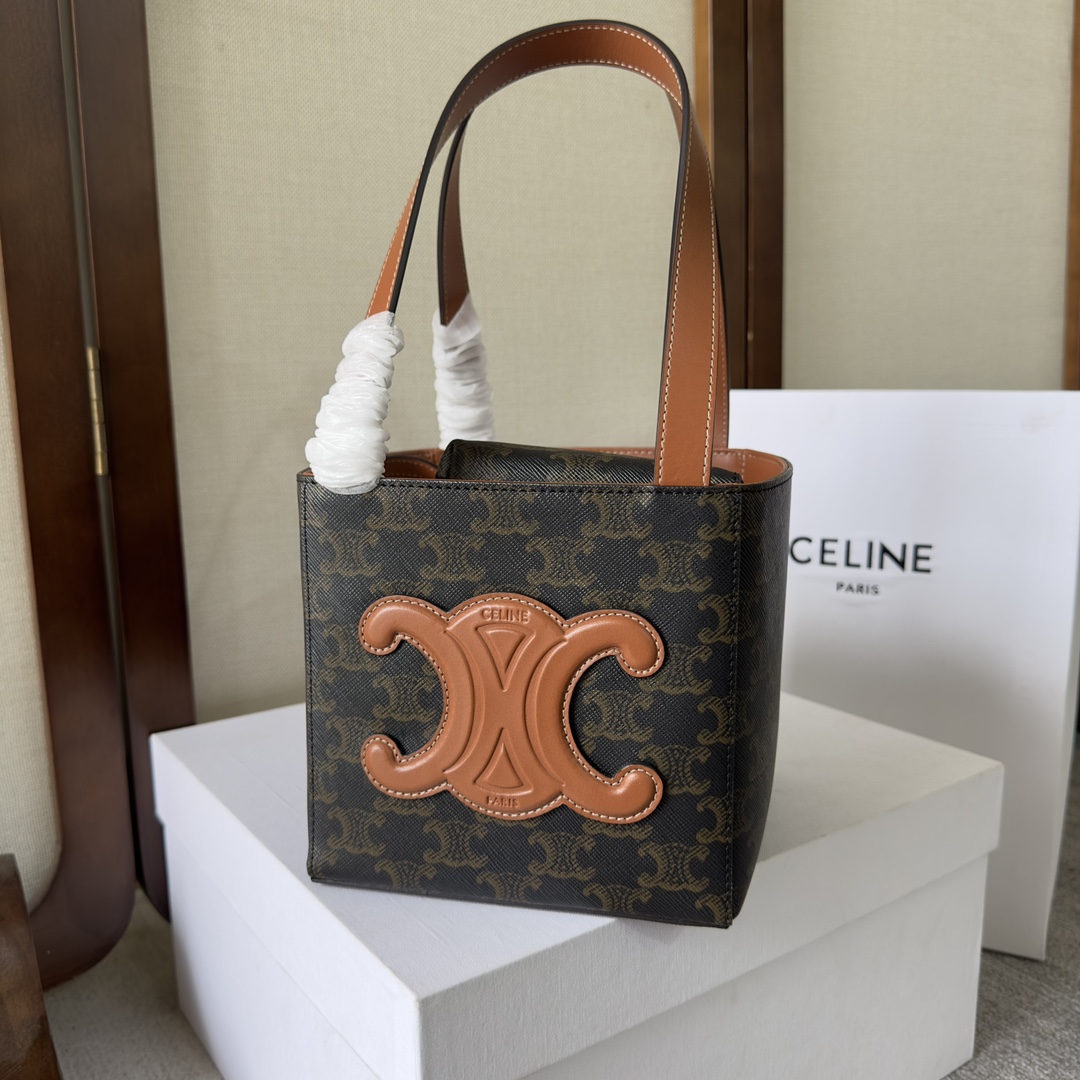 NO:209562,New products are launched. BELINE mainly features CuirTriomphe handbags in spring and summer. CuirTriomphe series handbags continue the Triumph logo leather patch as an iconic element. It launches a new Cube cube bag to create a playful and light atmosphere. This Cube bag uses the cube size of 